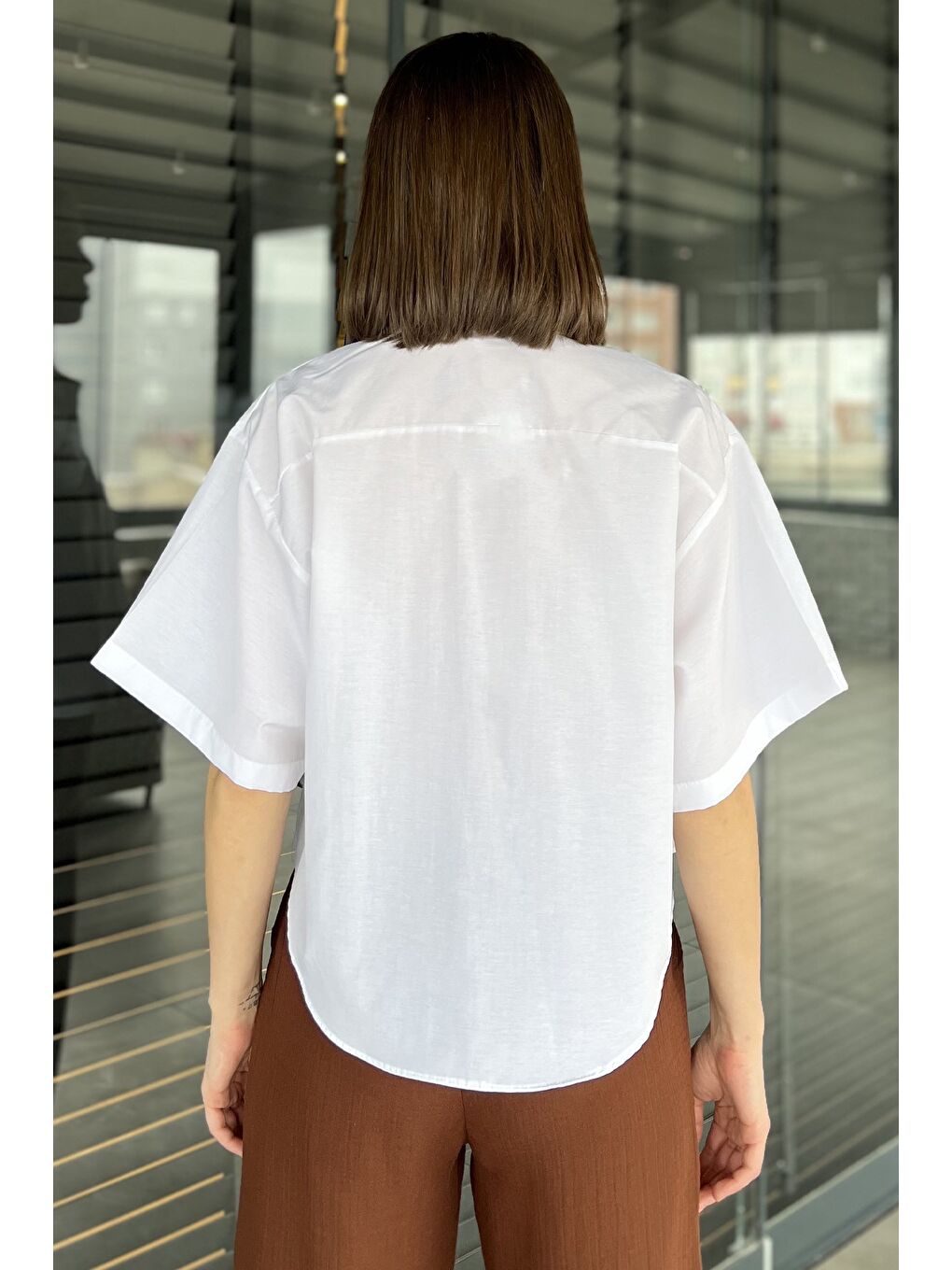 Beyaz Kadın Çift Cepli Kısa Kol Gömlek-3