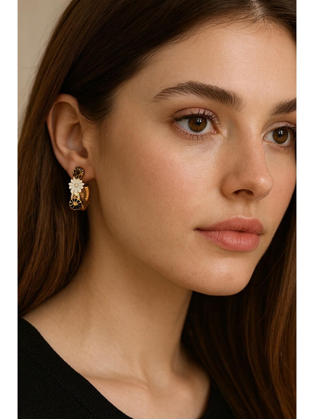 Sarı Siyah Beyaz Çiçek Motifli Tam Halka Küpe-1