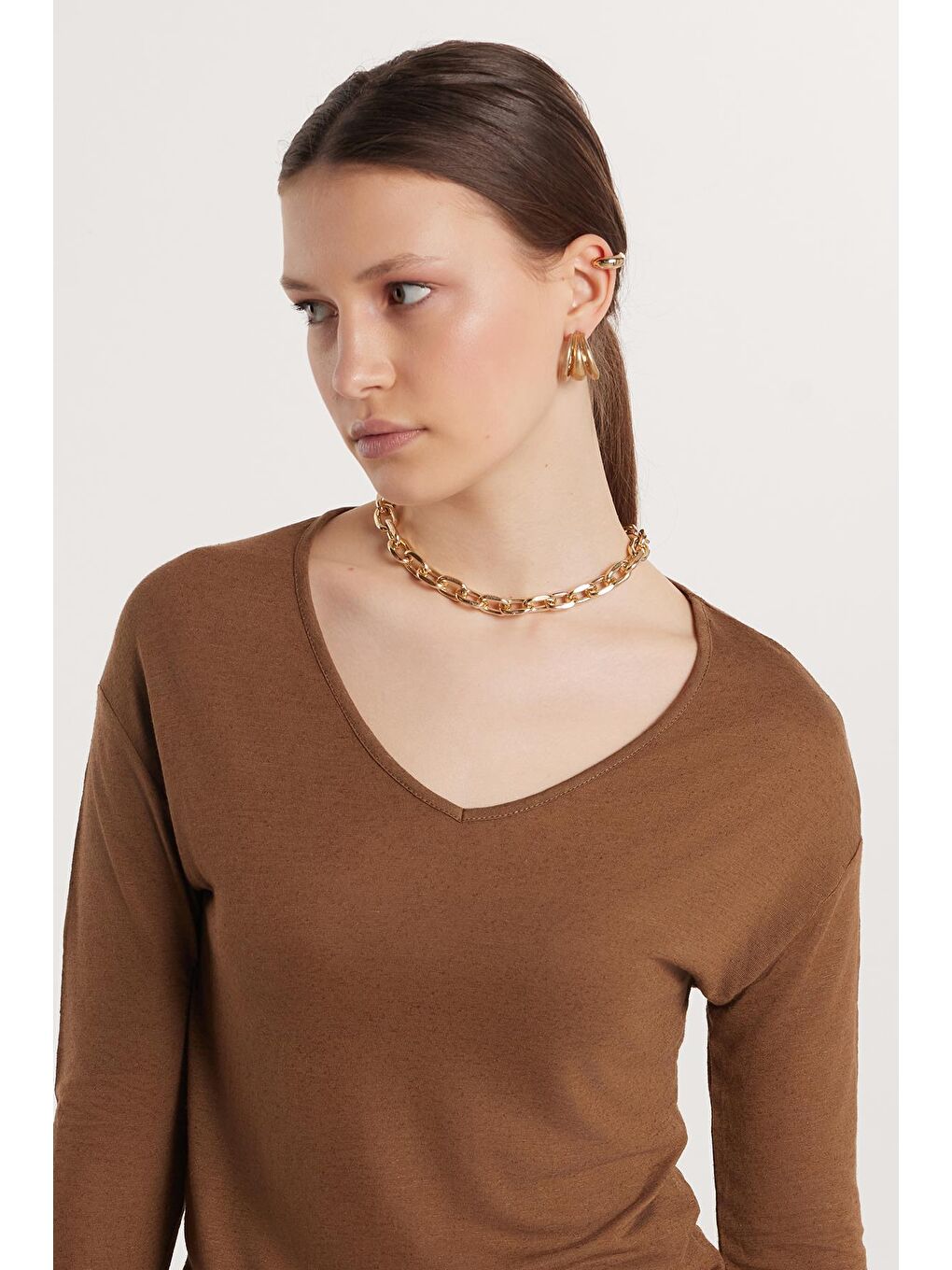 Kadın Standart Fit Lastikli Kol Geniş Yaka Kahverengi Bluz-1