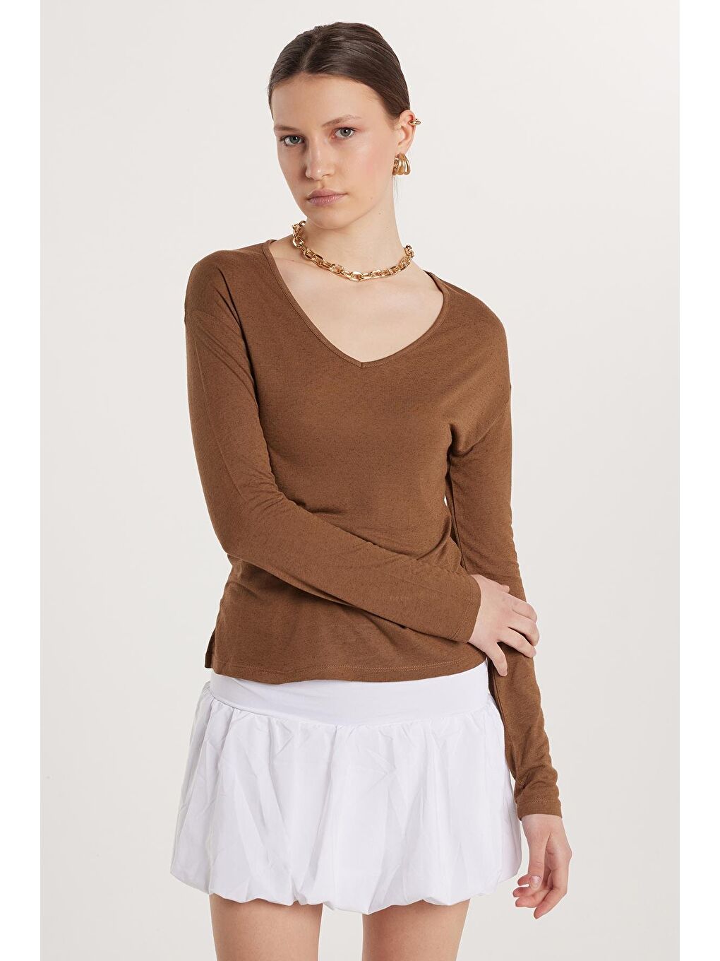 Kadın Standart Fit Lastikli Kol Geniş Yaka Kahverengi Bluz-3