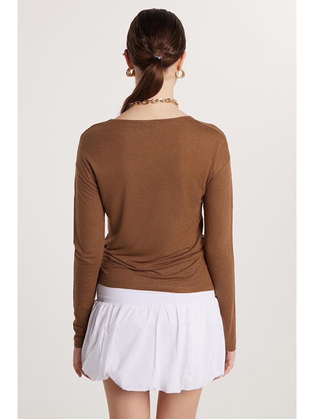 Kadın Standart Fit Lastikli Kol Geniş Yaka Kahverengi Bluz-4