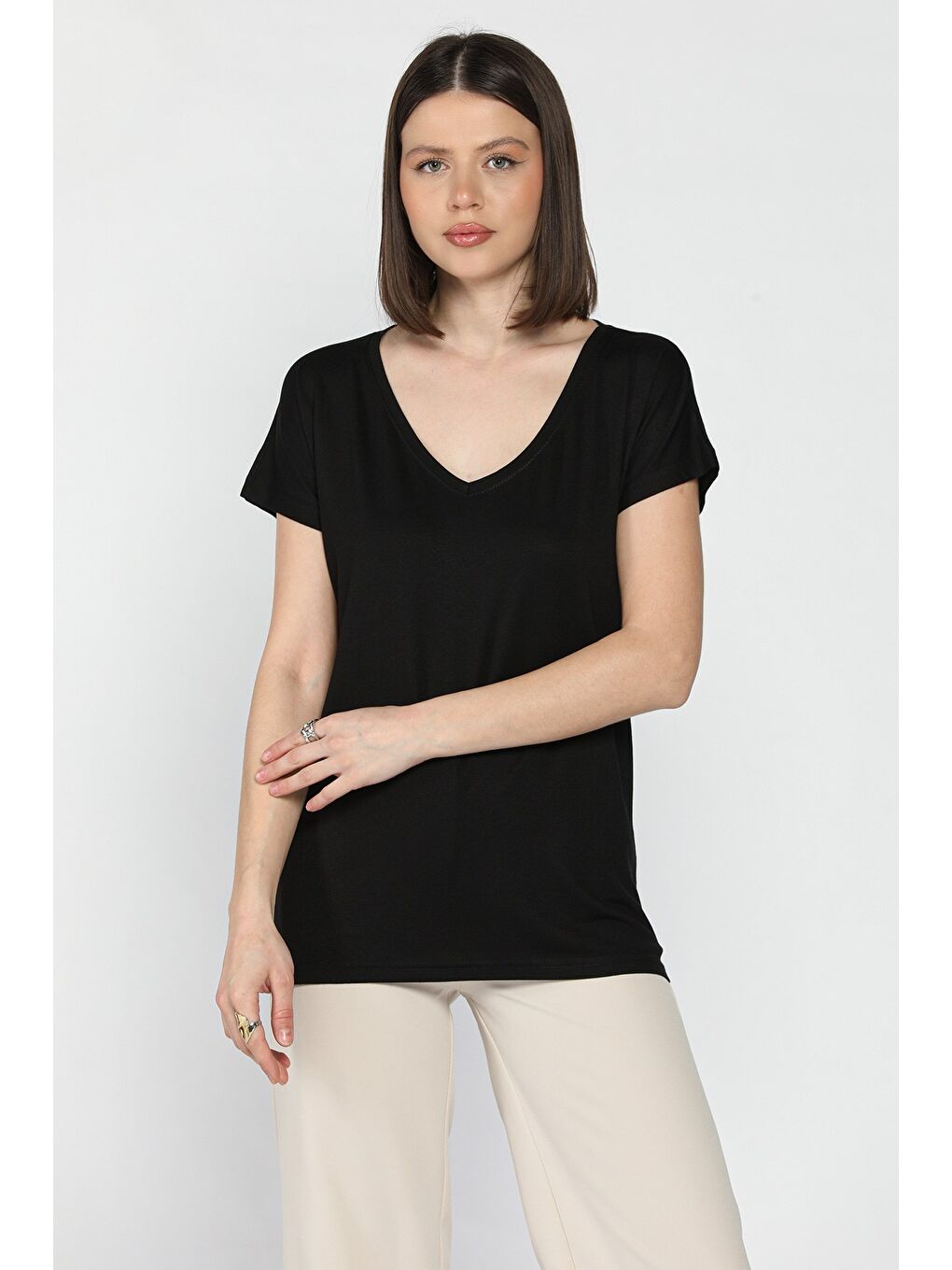 Siyah V Yaka Kadın Tişört-1