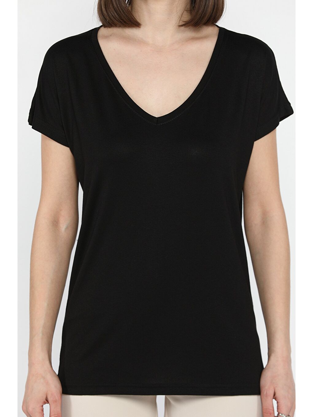 Siyah V Yaka Kadın Tişört-3