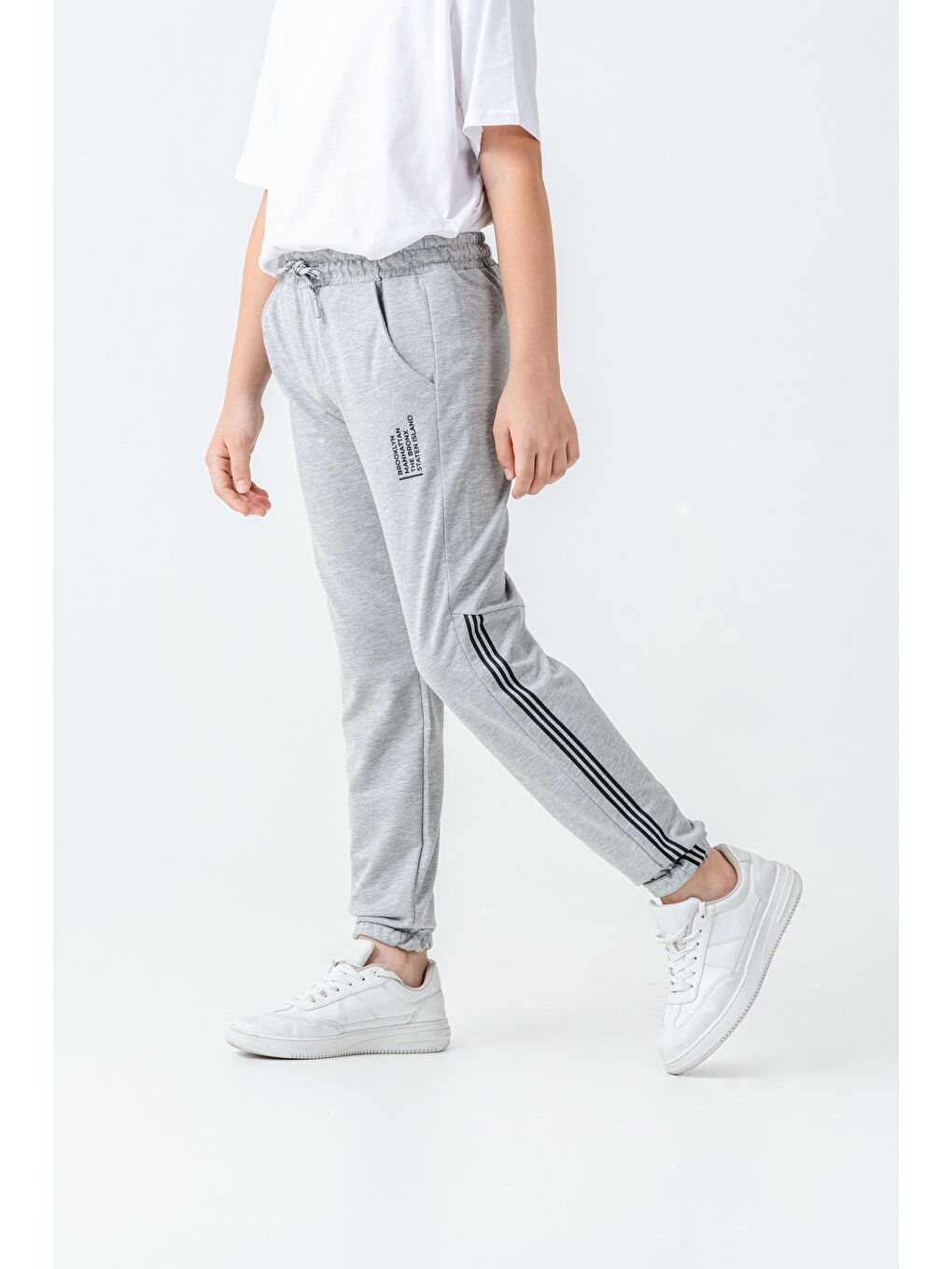 Gri Sağ Sol Yan Şerit Baskılı Sol Cep Alt Baskılı Erkek Çocuk Eşofman Altı-2