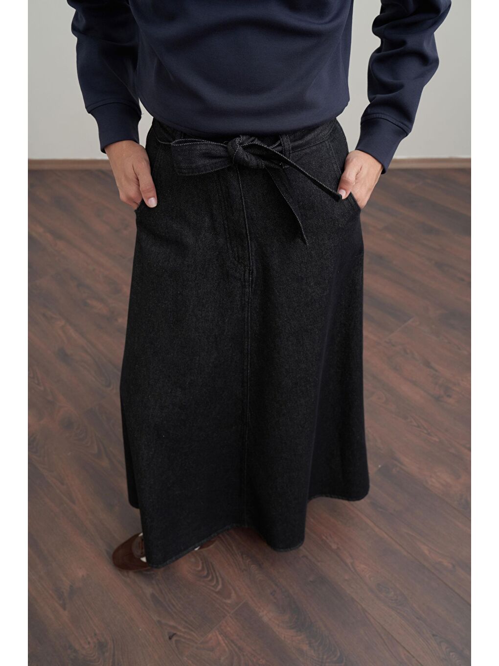 Antrasit-Kuşaklı Kloş Denim Etek-3