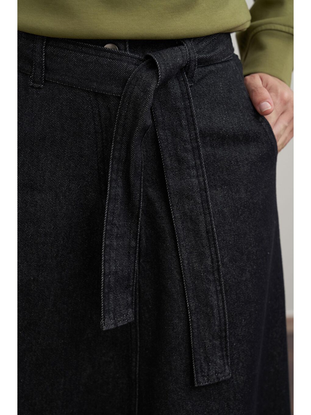 Antrasit-Kuşaklı Kloş Denim Etek-4