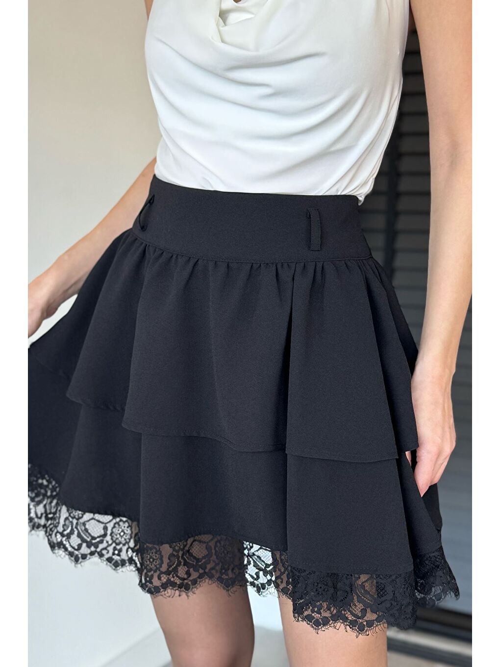 Siyah Kadın Dantel Detaylı Volanlı Mini Etek-2
