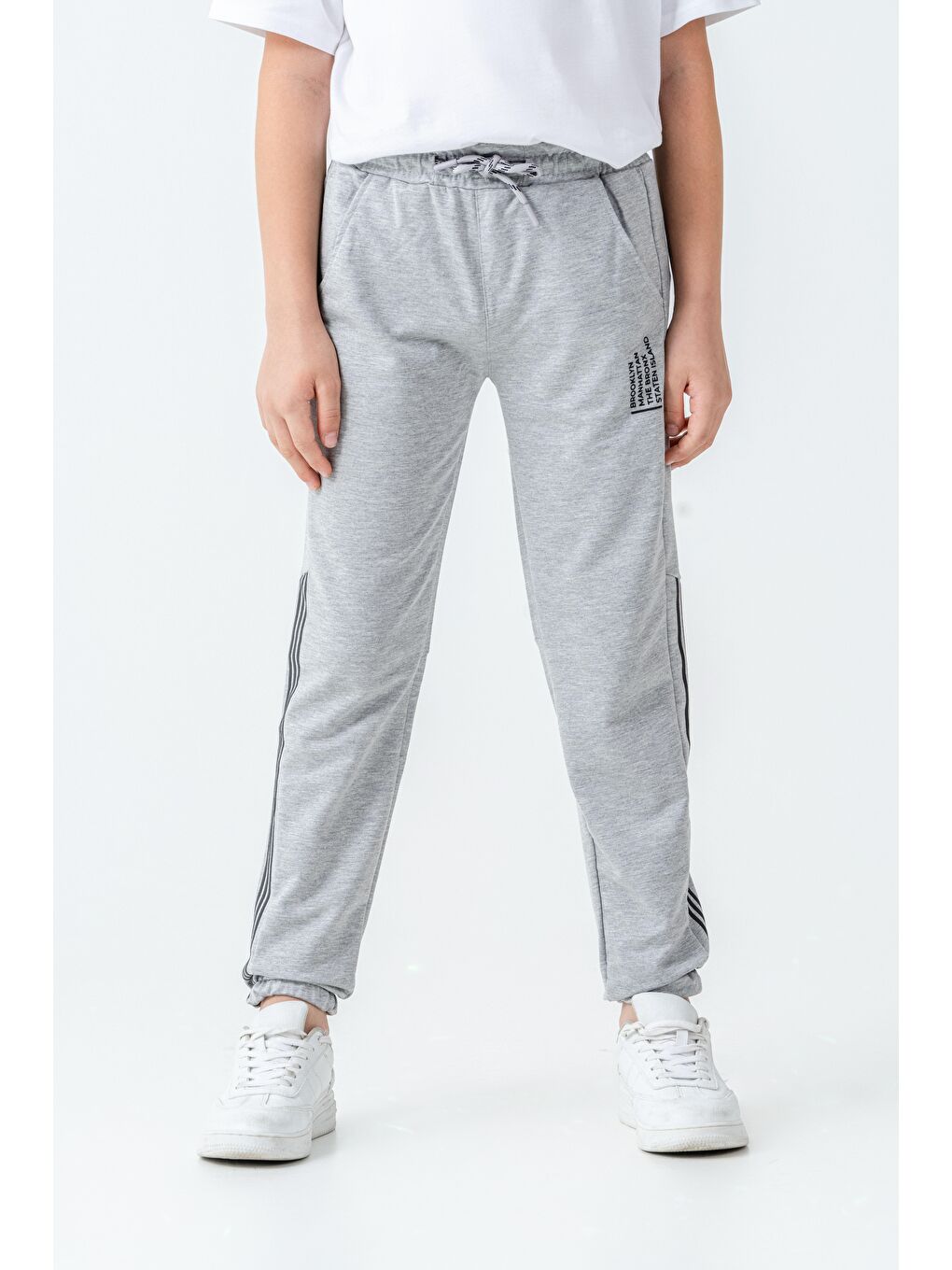 Gri Sağ Sol Yan Şerit Baskılı Sol Cep Alt Baskılı Erkek Çocuk Eşofman Altı-3