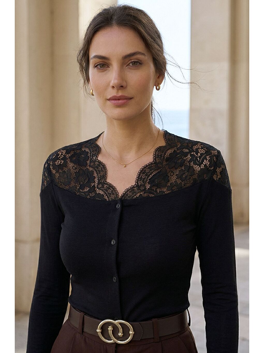 Siyah Kadın Omuzlar Dantelli Ön Düğmeli Elastanlı Hırka-1