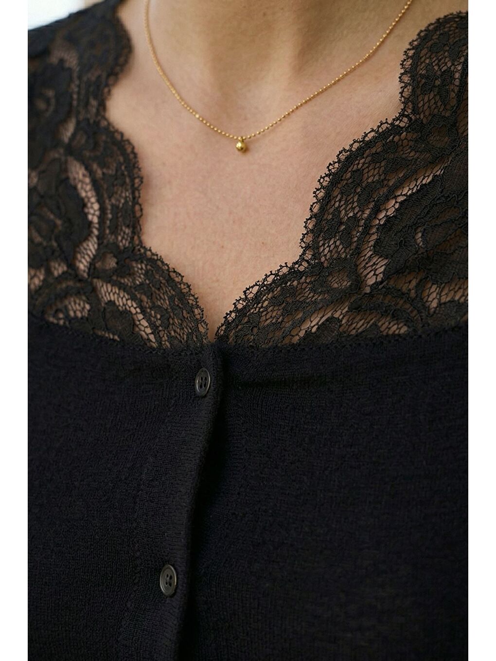 Siyah Kadın Omuzlar Dantelli Ön Düğmeli Elastanlı Hırka-3