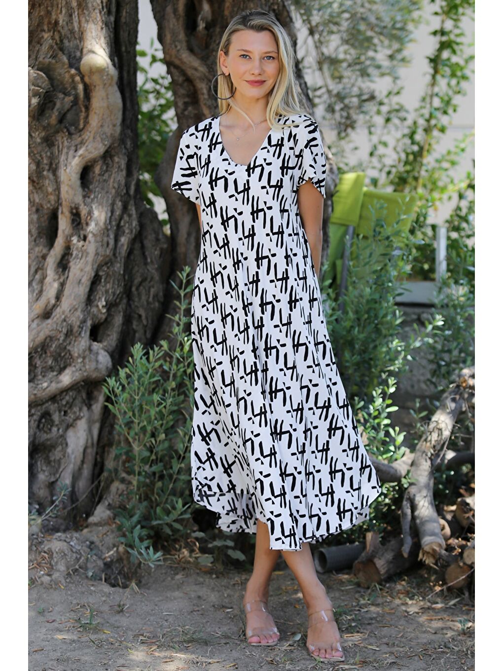 Beyaz-Siyah V Yaka Kısa Kol Allover Baskılı Dokuma Casual Elbise-3