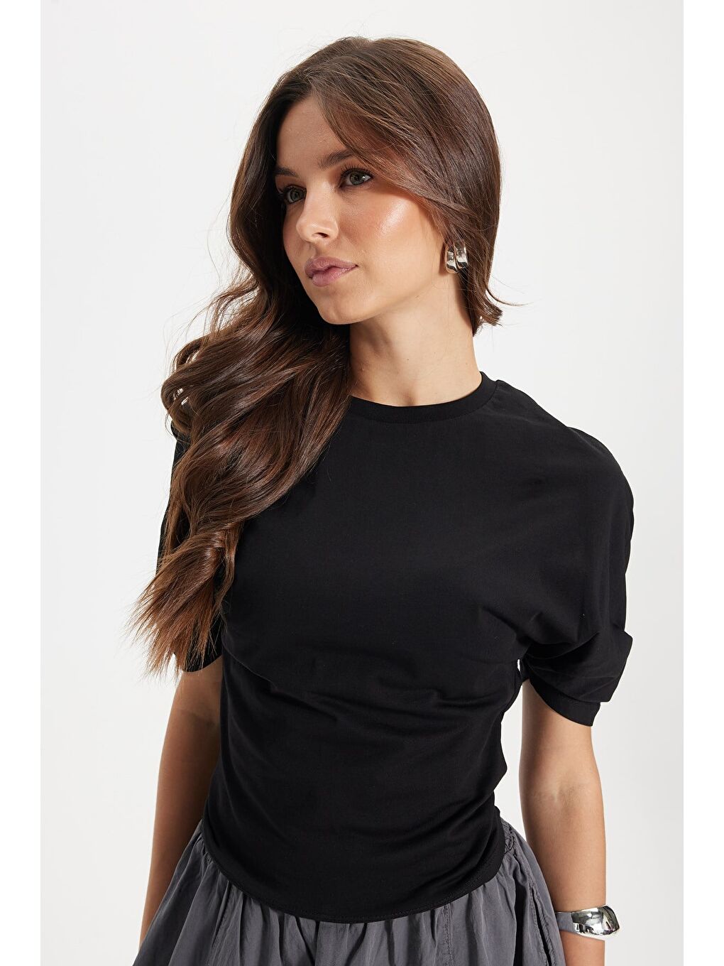 Kadın Oversize Geniş Kesim %100 Pamuk Bisiklet Yaka Yarasa Kol Siyah Tişört-3