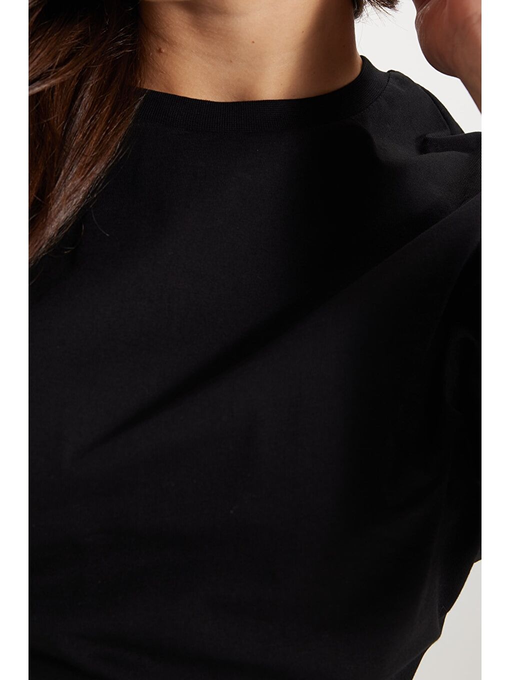 Kadın Oversize Geniş Kesim %100 Pamuk Bisiklet Yaka Yarasa Kol Siyah Tişört-4