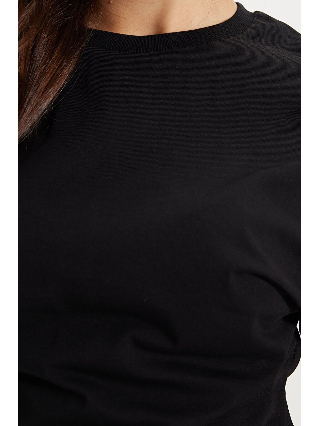 Kadın Oversize Geniş Kesim %100 Pamuk Bisiklet Yaka Yarasa Kol Siyah Tişört-5