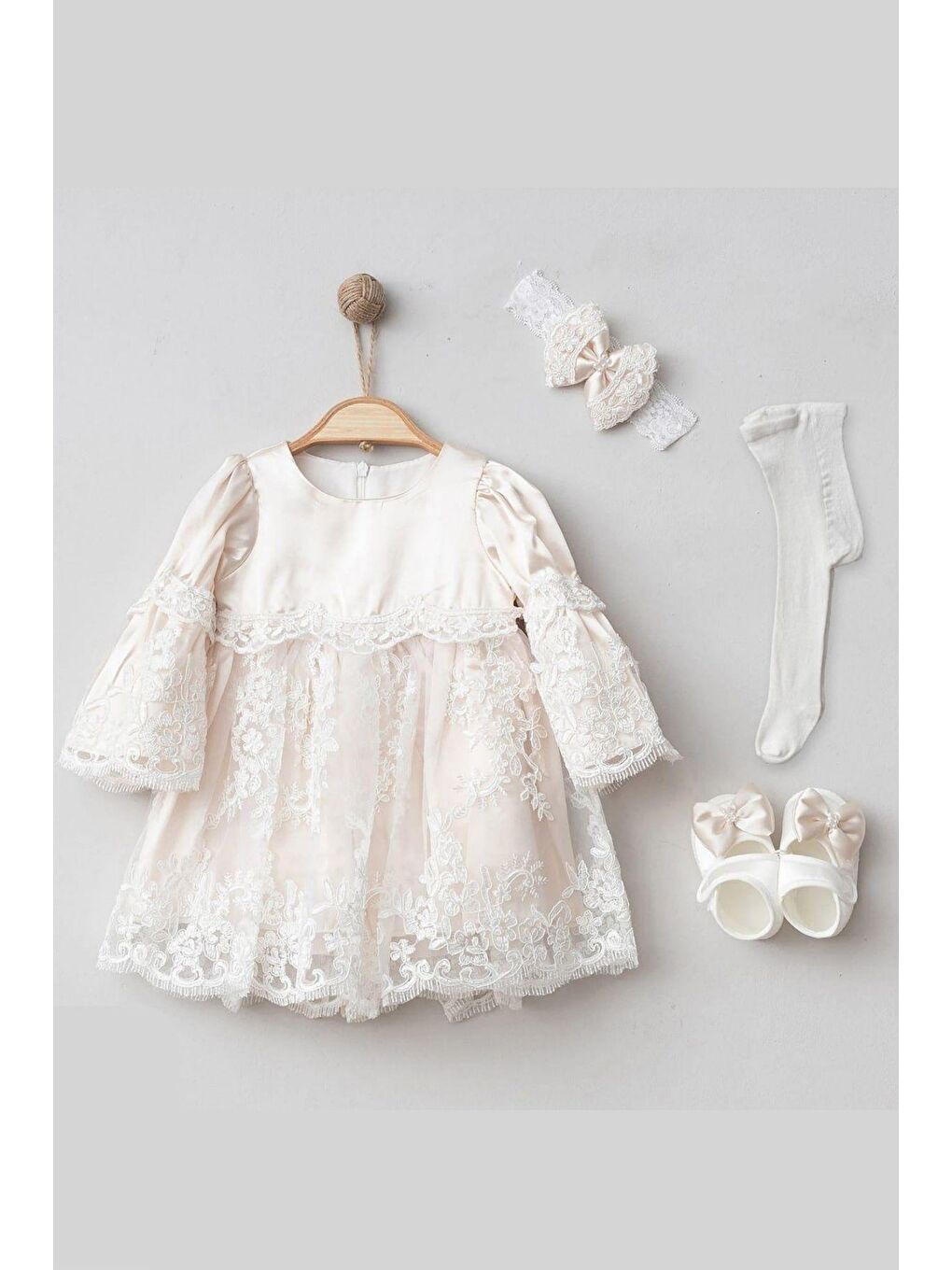 Bej Kız Bebek Güpürlü ve Fiyonk Detaylı Set