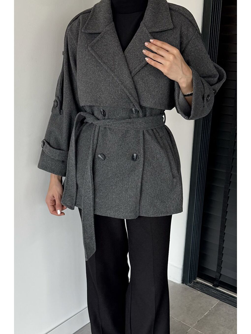 Gri Kadın Bel Kuşaklı Çift Cepli Kruvaze Yaka Kaşe Kaban