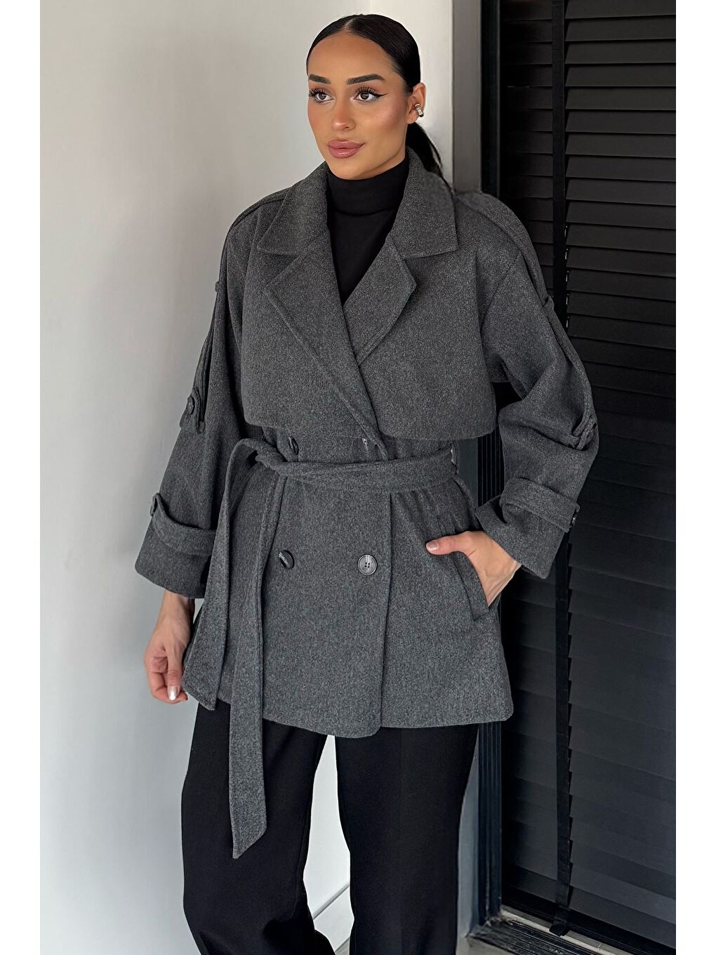 Gri Kadın Bel Kuşaklı Çift Cepli Kruvaze Yaka Kaşe Kaban-1