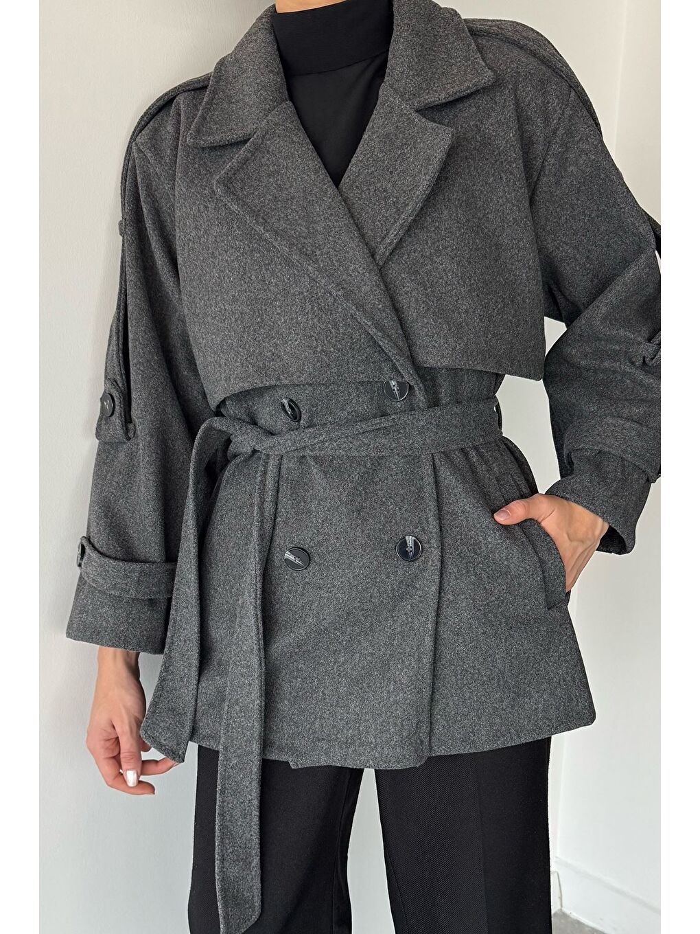 Gri Kadın Bel Kuşaklı Çift Cepli Kruvaze Yaka Kaşe Kaban-2