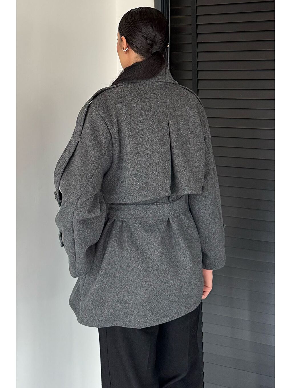 Gri Kadın Bel Kuşaklı Çift Cepli Kruvaze Yaka Kaşe Kaban-3