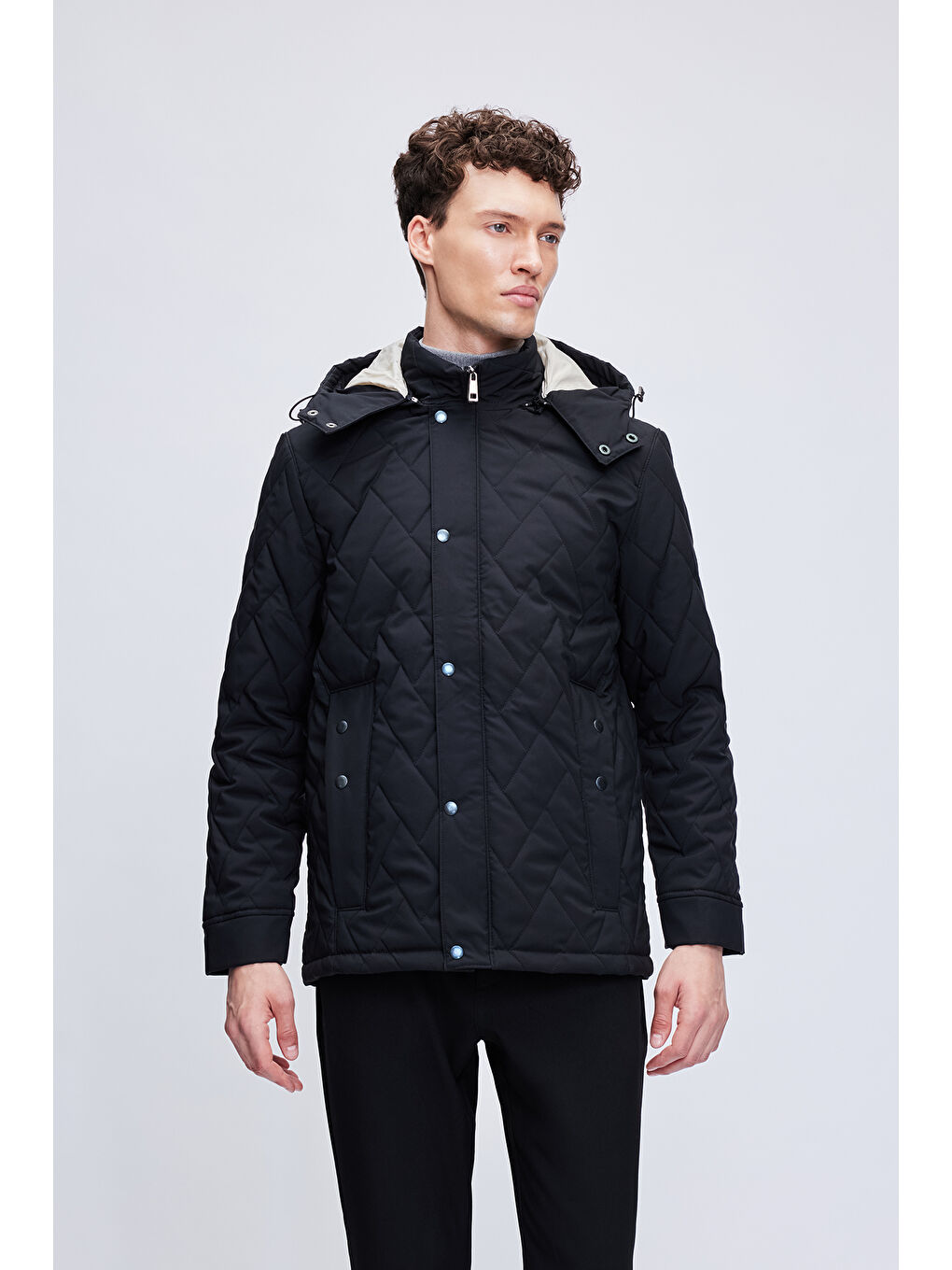 Siyah Dinamik Fit Hakim Yaka Desenli Kapitone Kapüşonlu Mont