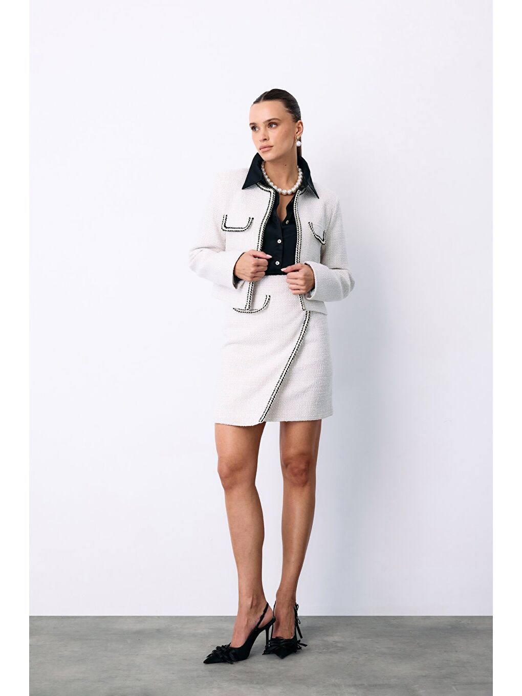 Bej Kruvaze Süs Cepli Kısa Etek - Taş