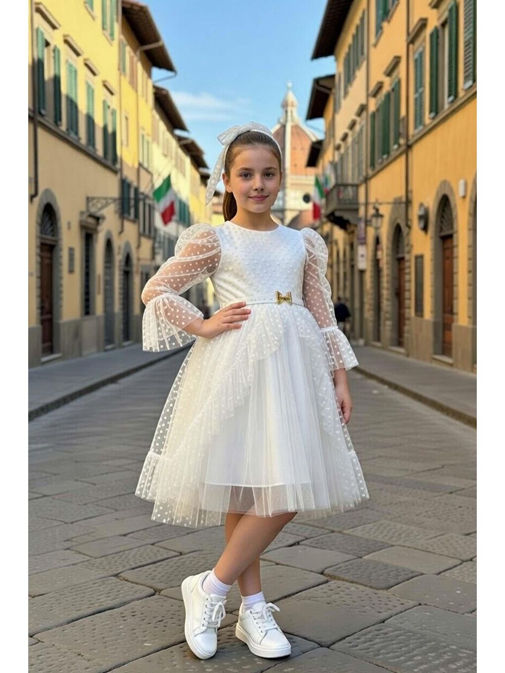 Kız Çocuk Kolları Şeffaf Tüllü ve Üzeri Puantiye, Yakası Fırfır Detaylı Önü Tüllü Beyaz Abiye