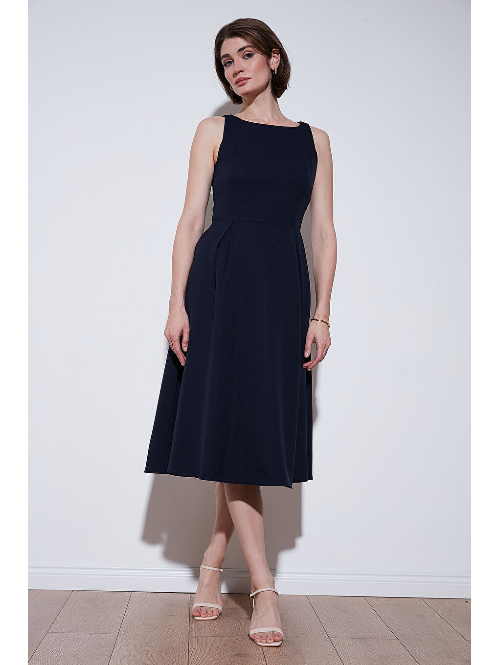 Lacivert Regular Fit Bisiklet Yaka Cepli Pileli Midi Boy Kadın Elbise 6111963-1