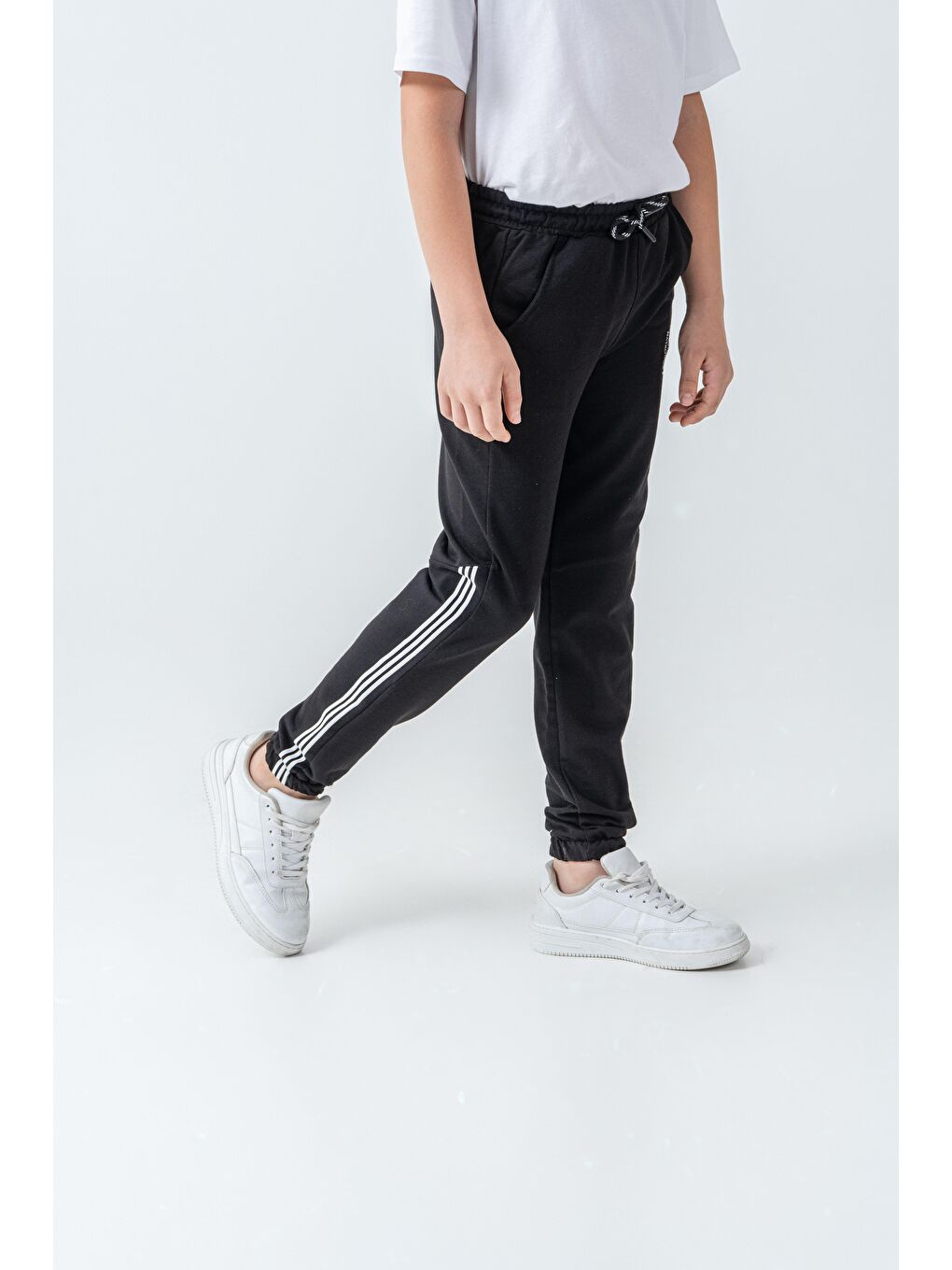 Siyah Sağ Sol Yan Şerit Baskılı Sol Cep Alt Baskılı Erkek Çocuk Eşofman Altı-1