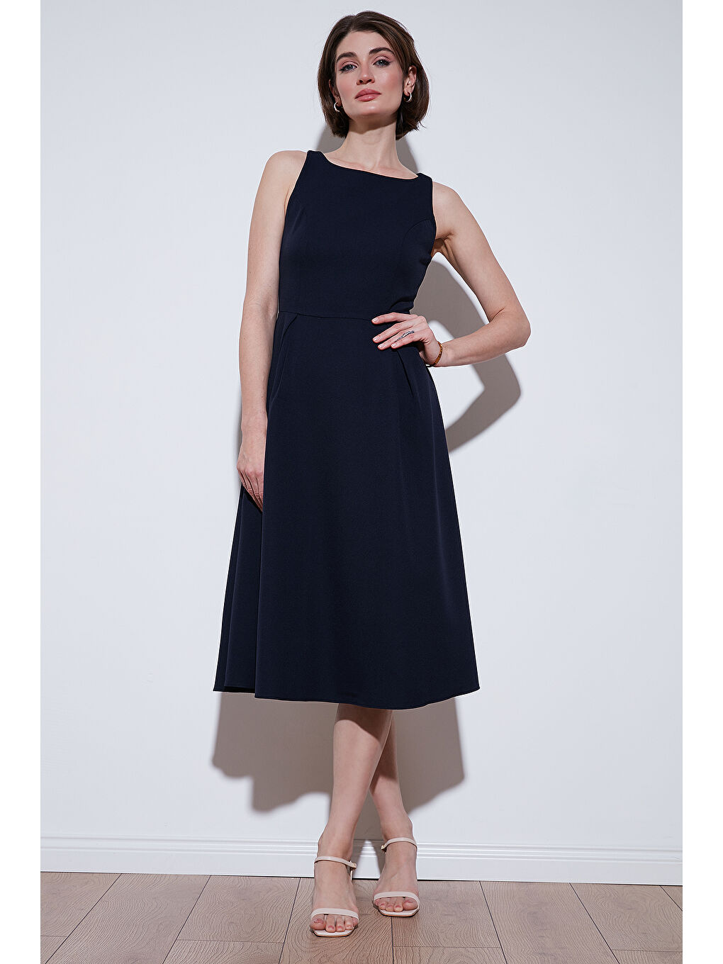 Lacivert Regular Fit Bisiklet Yaka Cepli Pileli Midi Boy Kadın Elbise 6111963-2