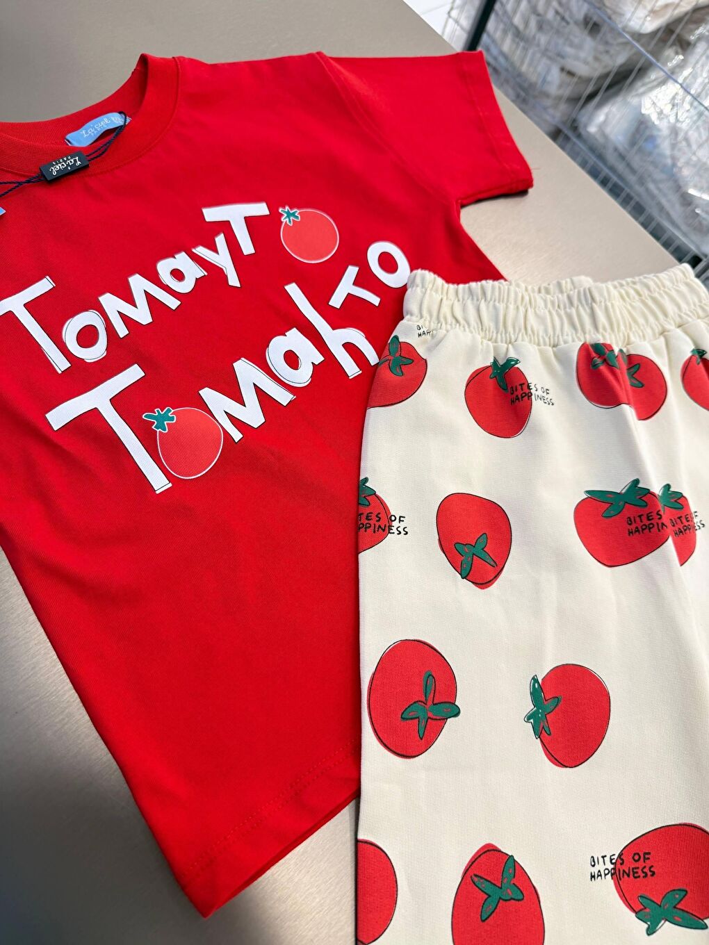 Beyaz Kız Çocuk Pamuklu Kırmızı Domates Baskılı T-Shirt Eşofman Takım-1