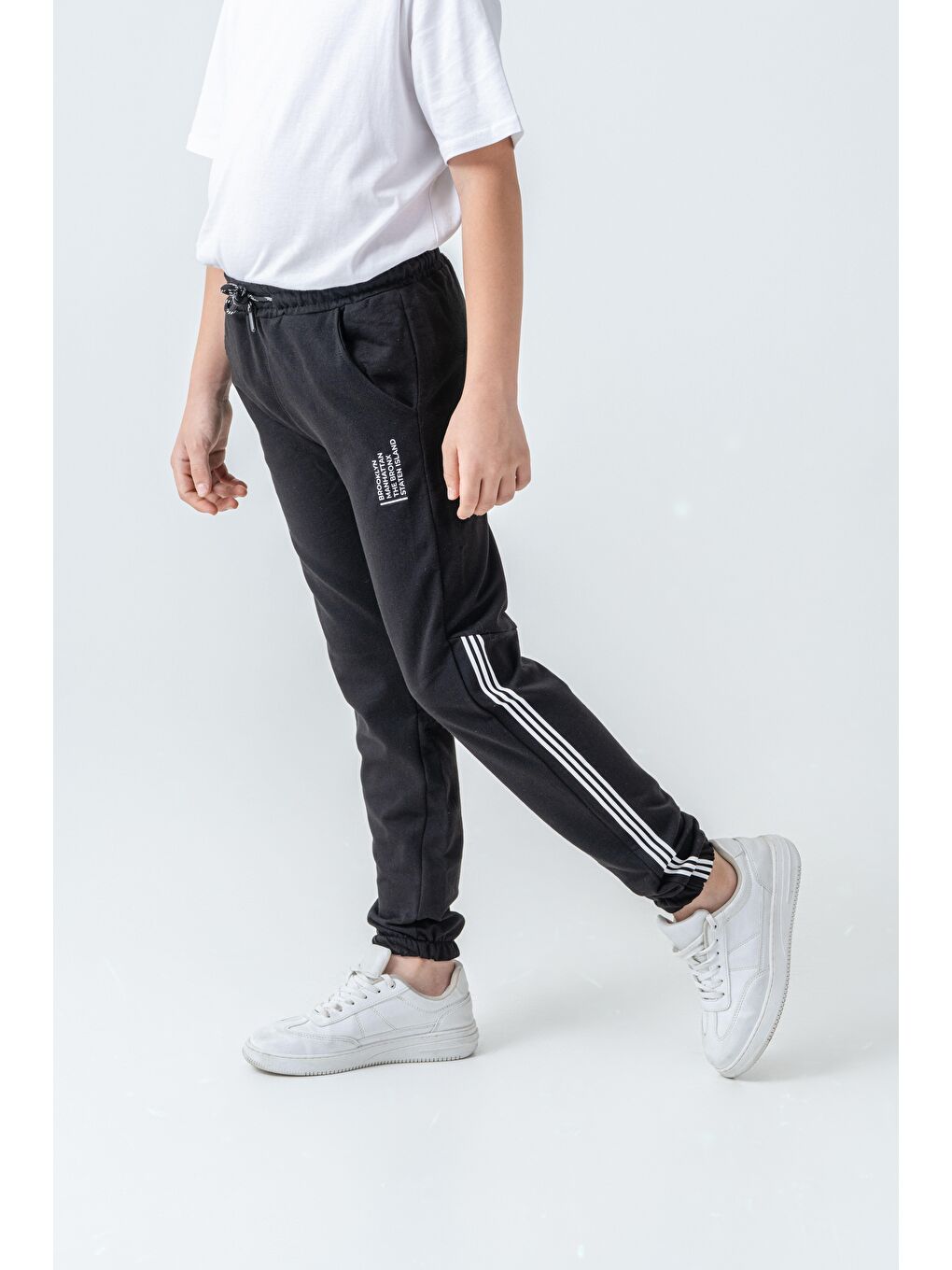 Siyah Sağ Sol Yan Şerit Baskılı Sol Cep Alt Baskılı Erkek Çocuk Eşofman Altı-2