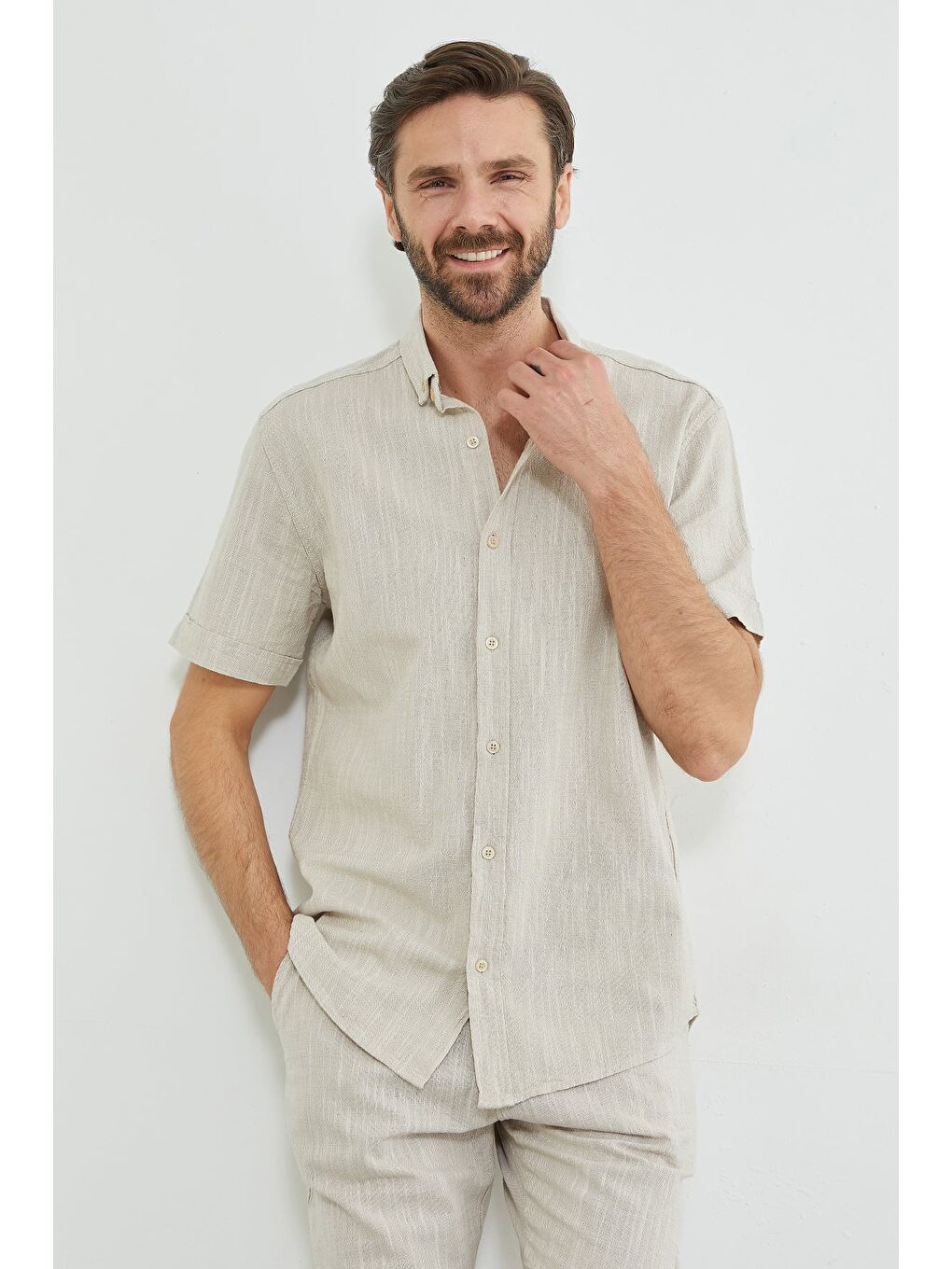 Bej Flamlı Düğmeli Keten Görünümlü Gömlek