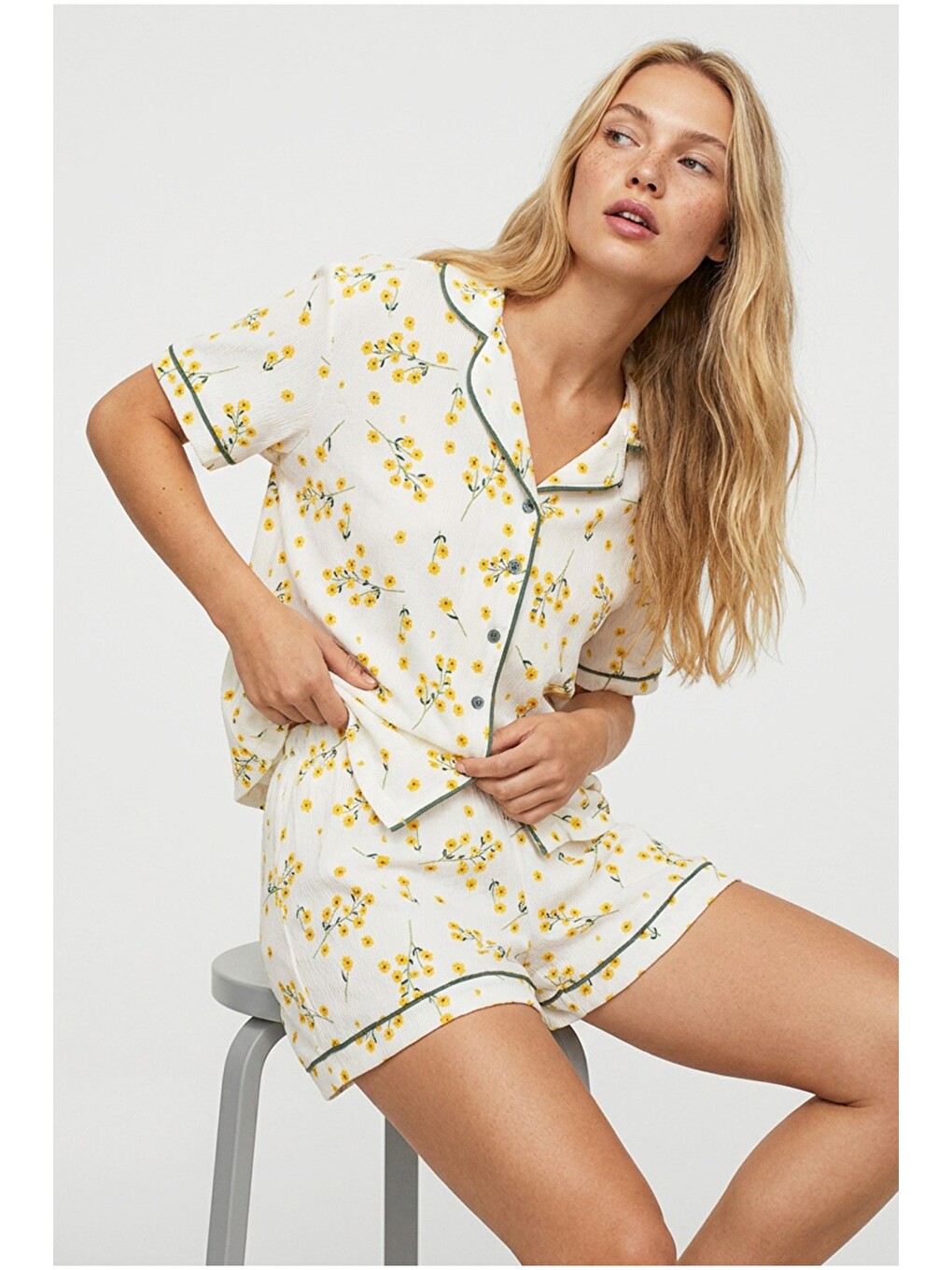 Ekru Fırfırlı Bürümcük-krınkıl Kısa Kollu Düğmeli Şortlu Pijama Takım 8008