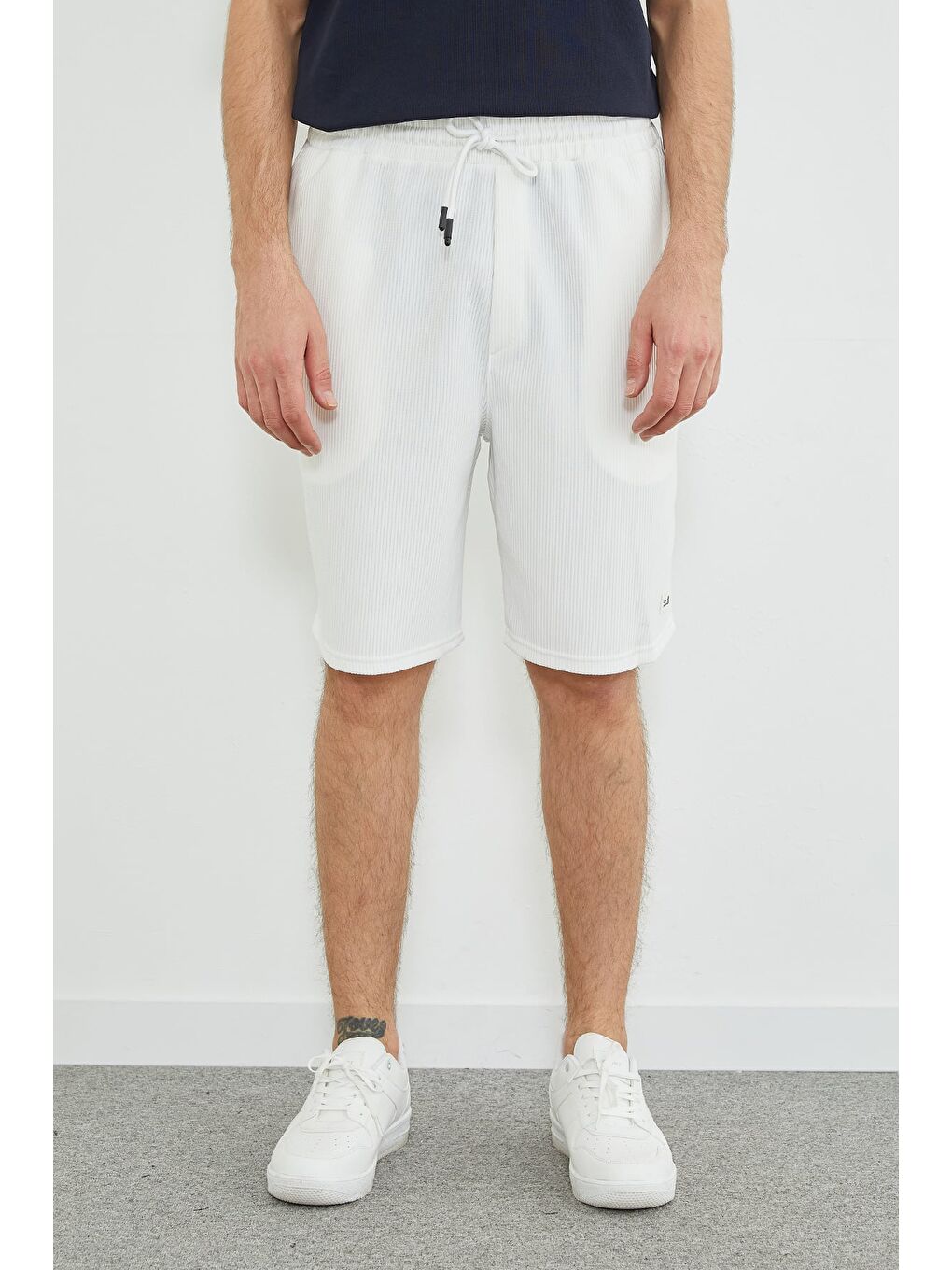 Beyaz Fitilli Beli Bağlamalı Armalı Şort-1