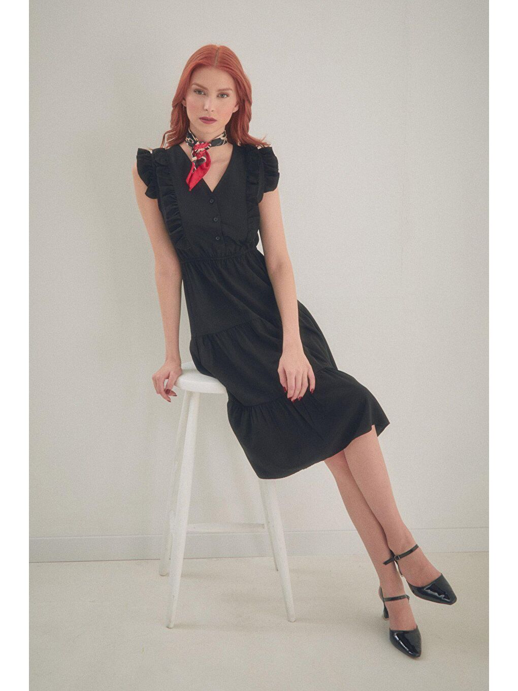 Siyah Fırfırlı Düğmeli V Yaka Elbise