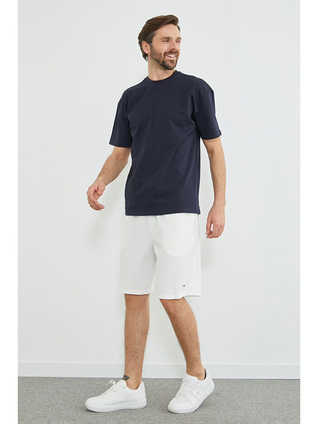 Beyaz Fitilli Beli Bağlamalı Armalı Şort-3