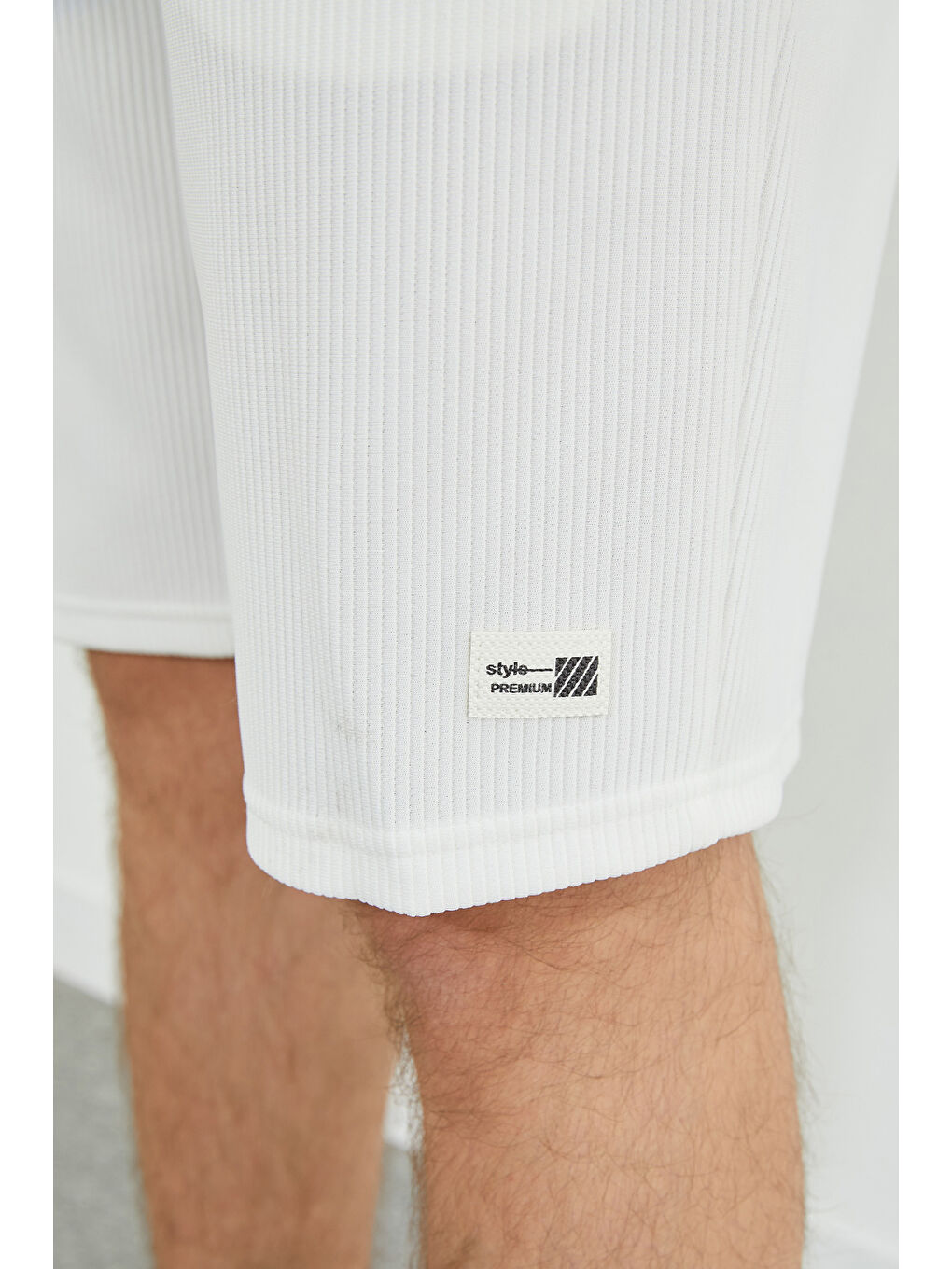 Beyaz Fitilli Beli Bağlamalı Armalı Şort-4