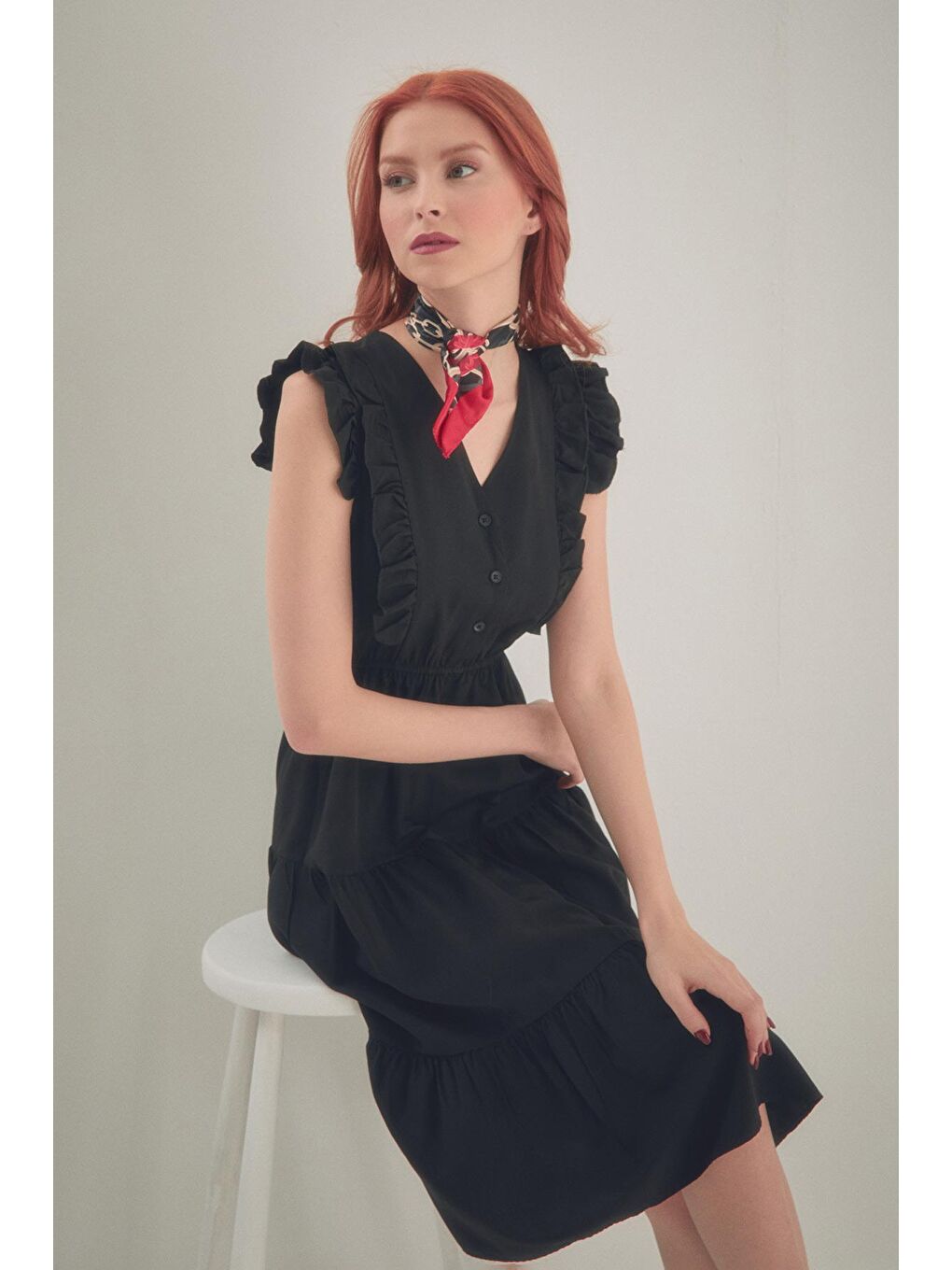 Siyah Fırfırlı Düğmeli V Yaka Elbise-1