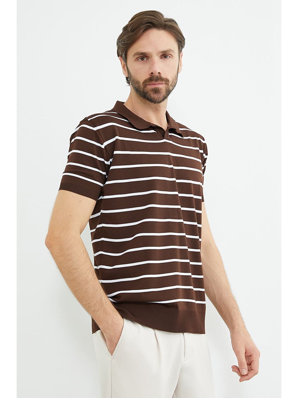Kahverengi Çizgili Apaş Yaka Triko Tişört