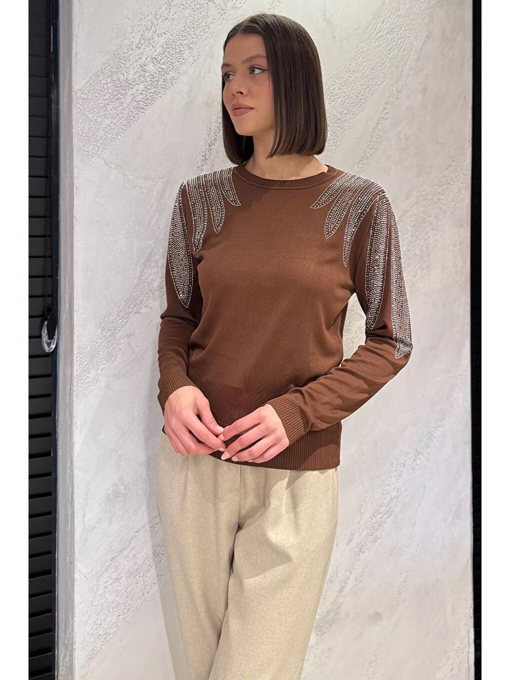 Kahverengi Taş İşlemeli Bisiklet Yaka Kadın Bluz-1