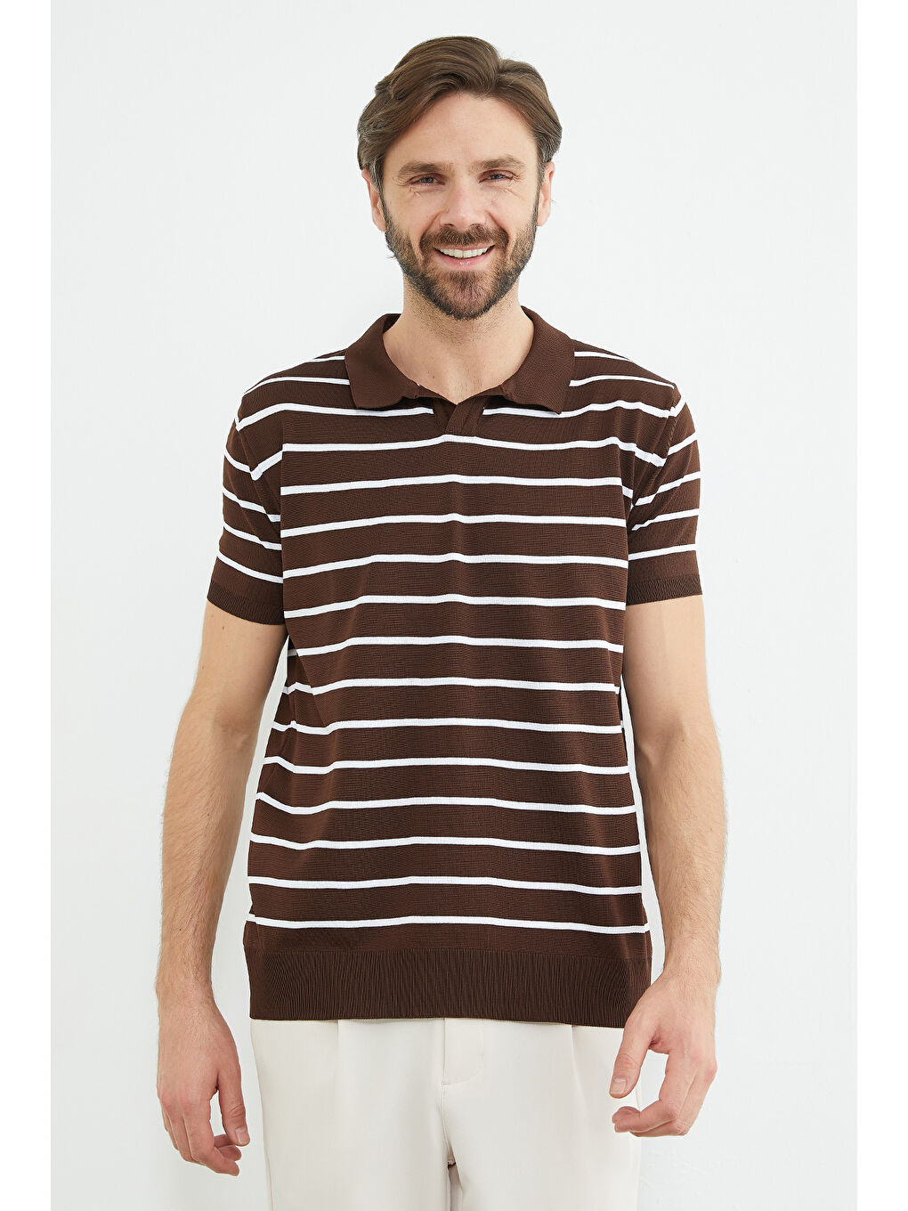 Kahverengi Çizgili Apaş Yaka Triko Tişört-1