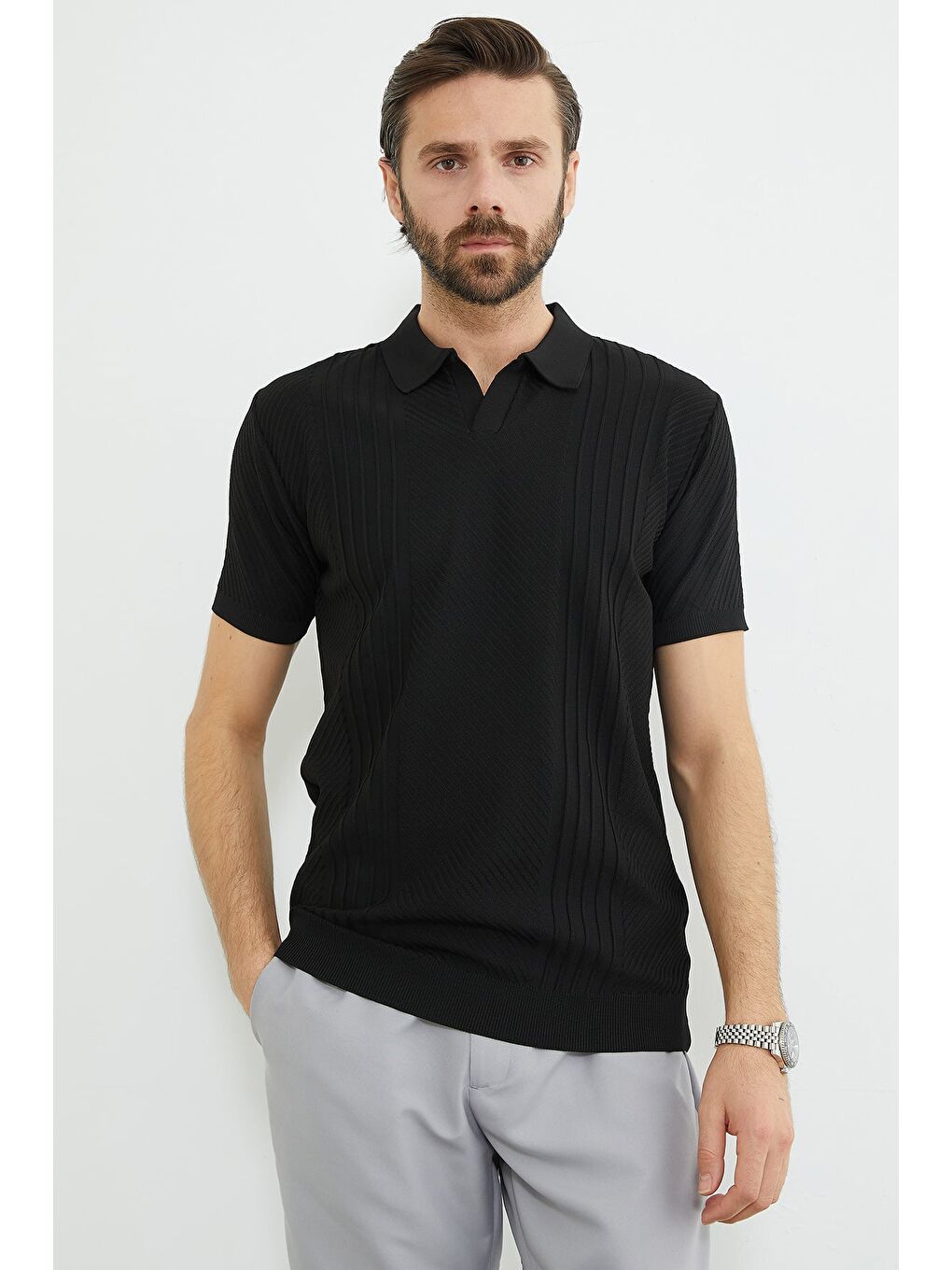 Siyah Fitilli Apaş Yaka Triko Tişört