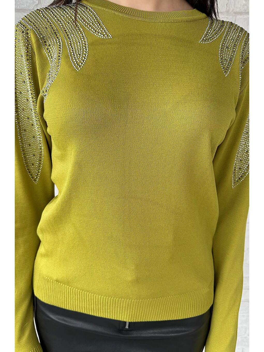 Yeşil Taş İşlemeli Bisiklet Yaka Kadın Bluz-2