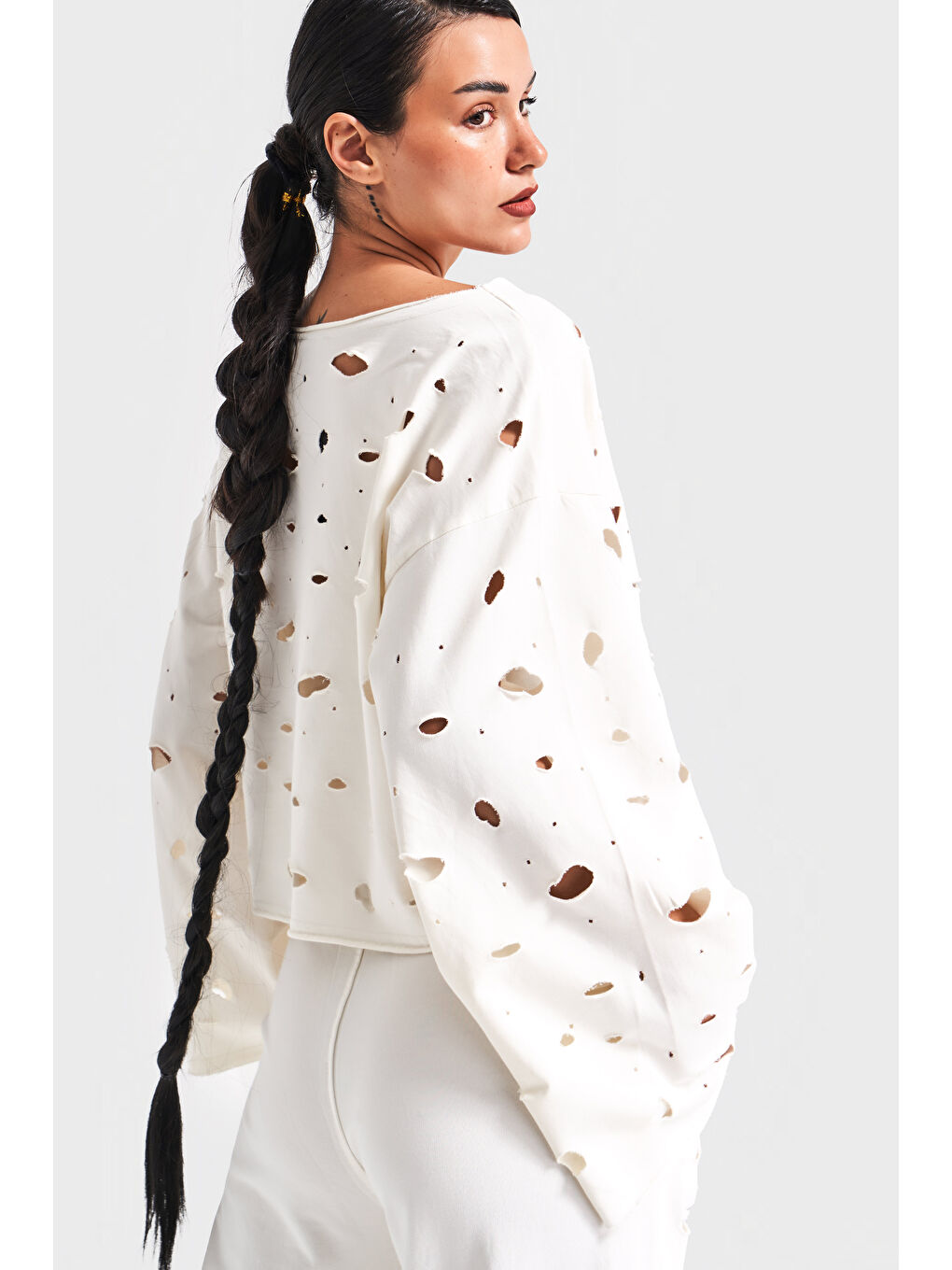 Kadın Ekru Renk Örme Kumaş Yırtık Detaylı Tasarım Sweatshirt-4