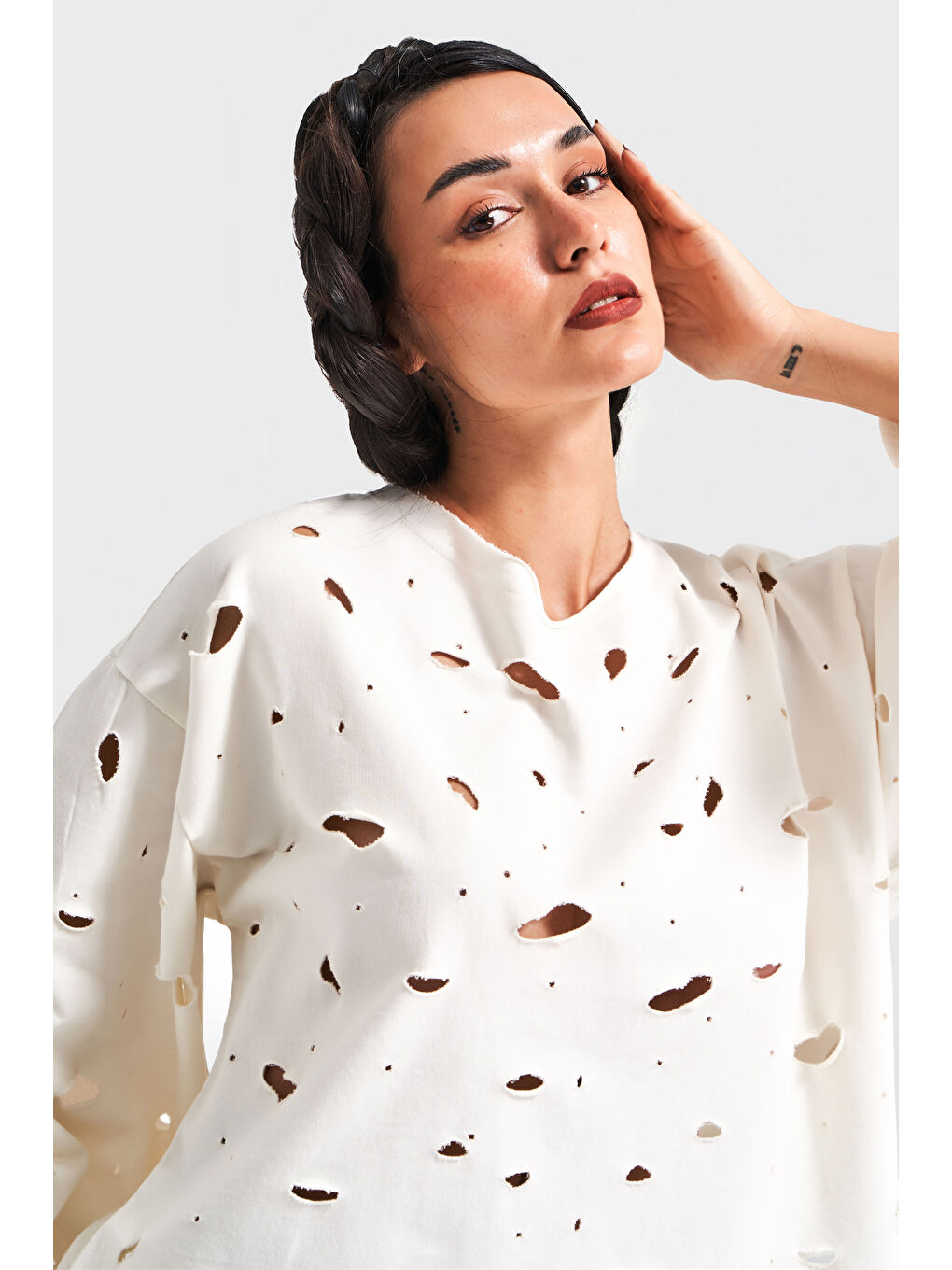 Kadın Ekru Renk Örme Kumaş Yırtık Detaylı Tasarım Sweatshirt-3