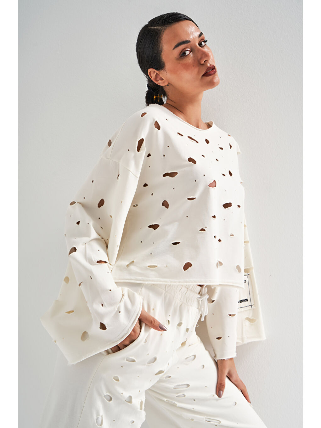 Kadın Ekru Renk Örme Kumaş Yırtık Detaylı Tasarım Sweatshirt