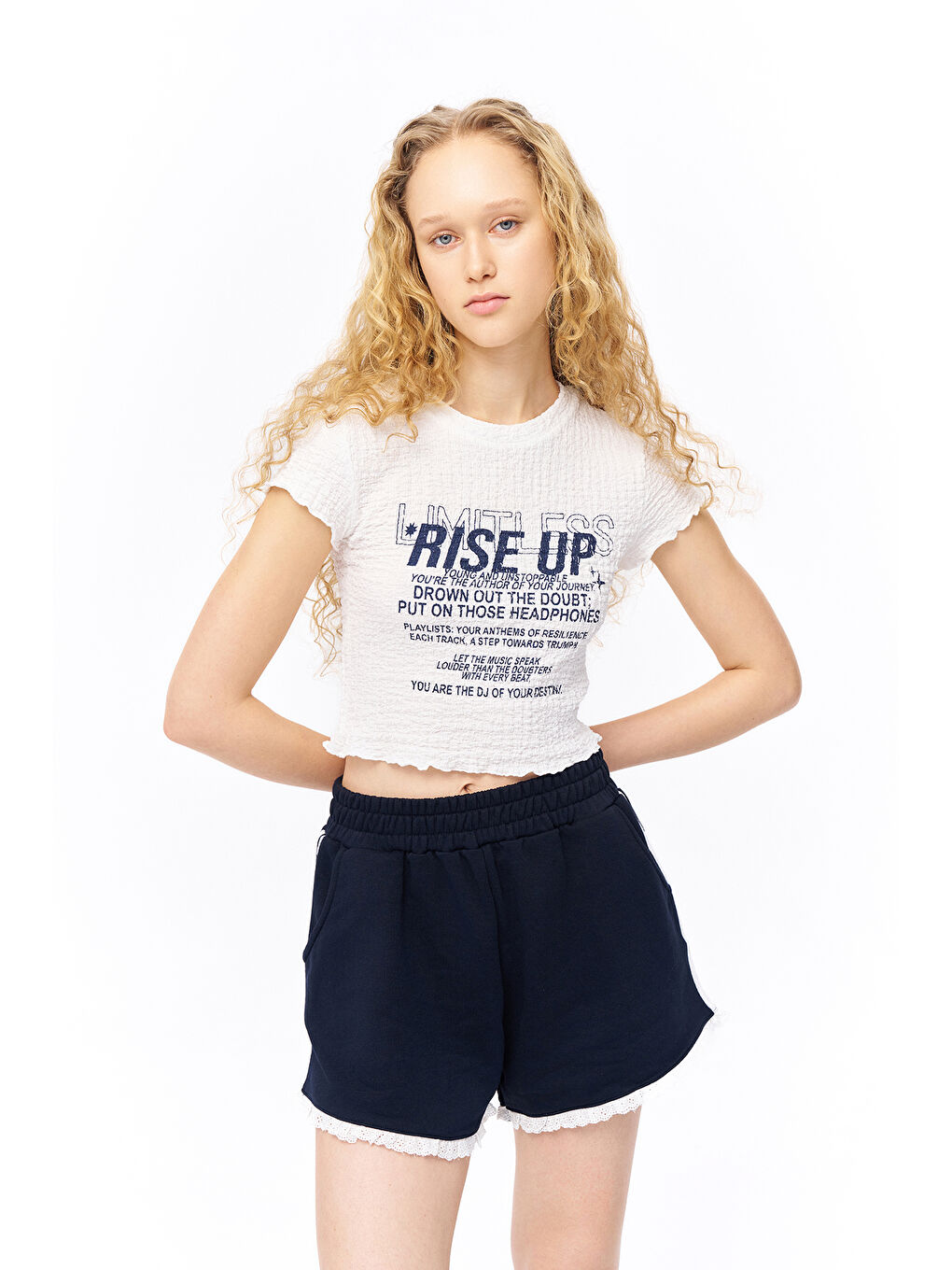 Baskılı Kırışık Dokulu Crop Tişört Ekru-2