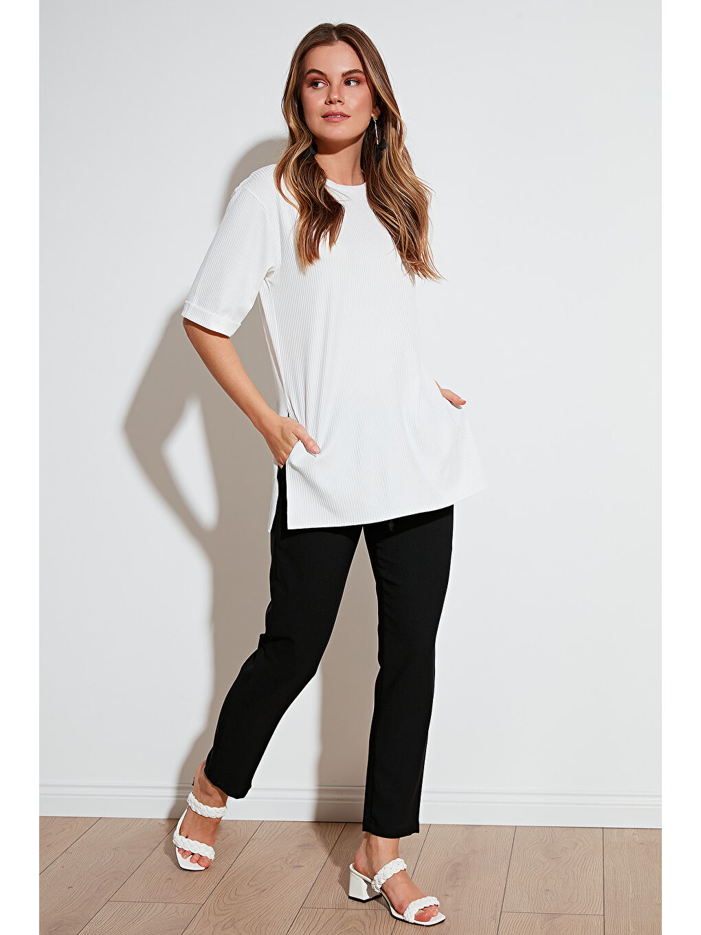 Ekru Oversize Bisiklet Yaka Yırtmaç Detaylı Bluz 5869000-2