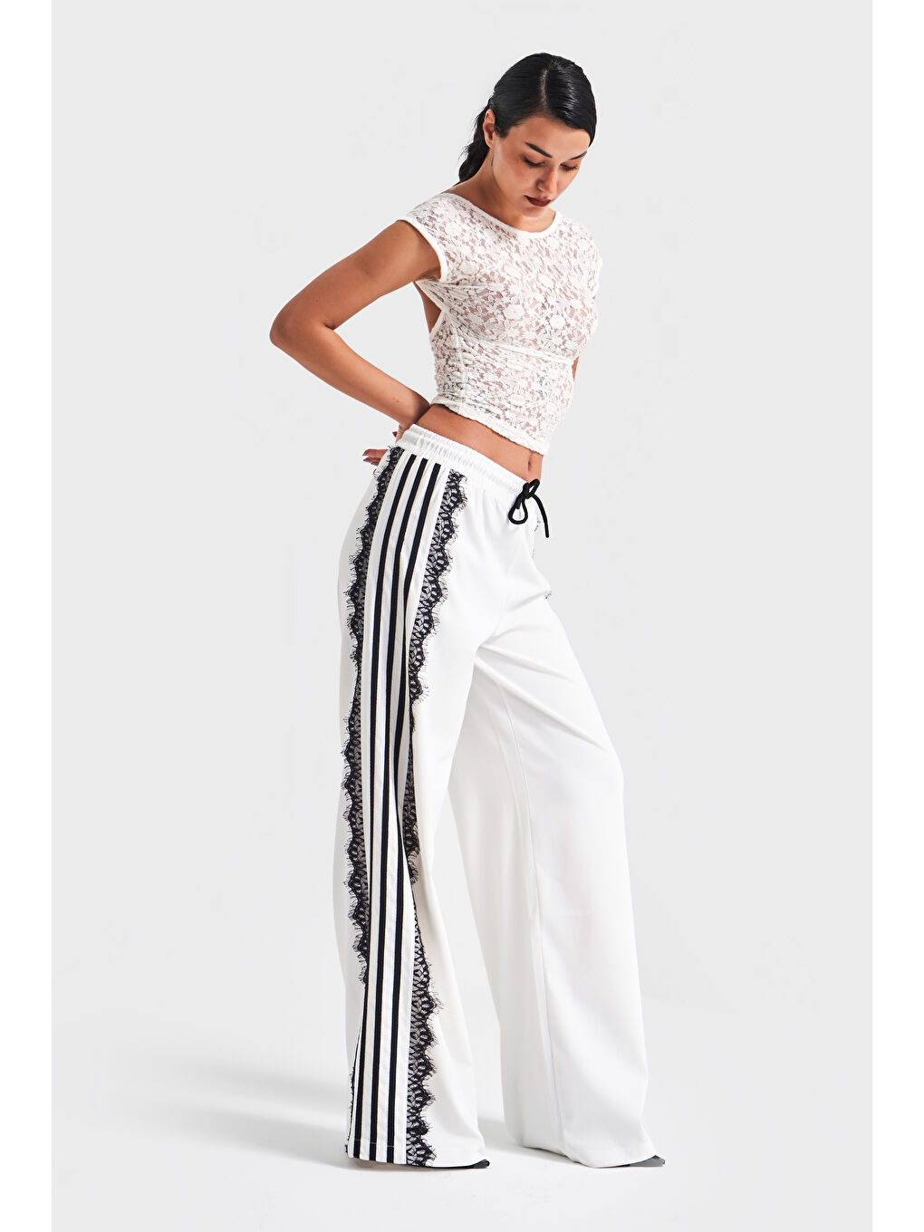 Kadın Beyaz Renk Yandan Şeritli Dantel Detaylı Tasarım Kumaş Pantolon-4