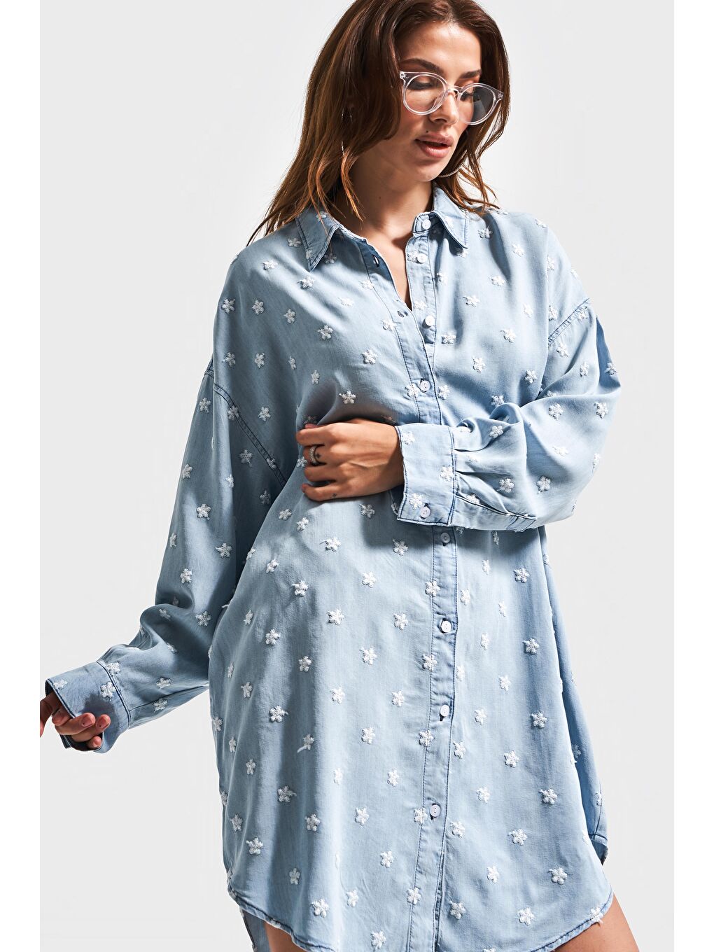 Mavi Kadın Snow Jean Rengi 1S5-3 Çiçek Nakışlı Oversize Tasarım Denim Gömlek-1